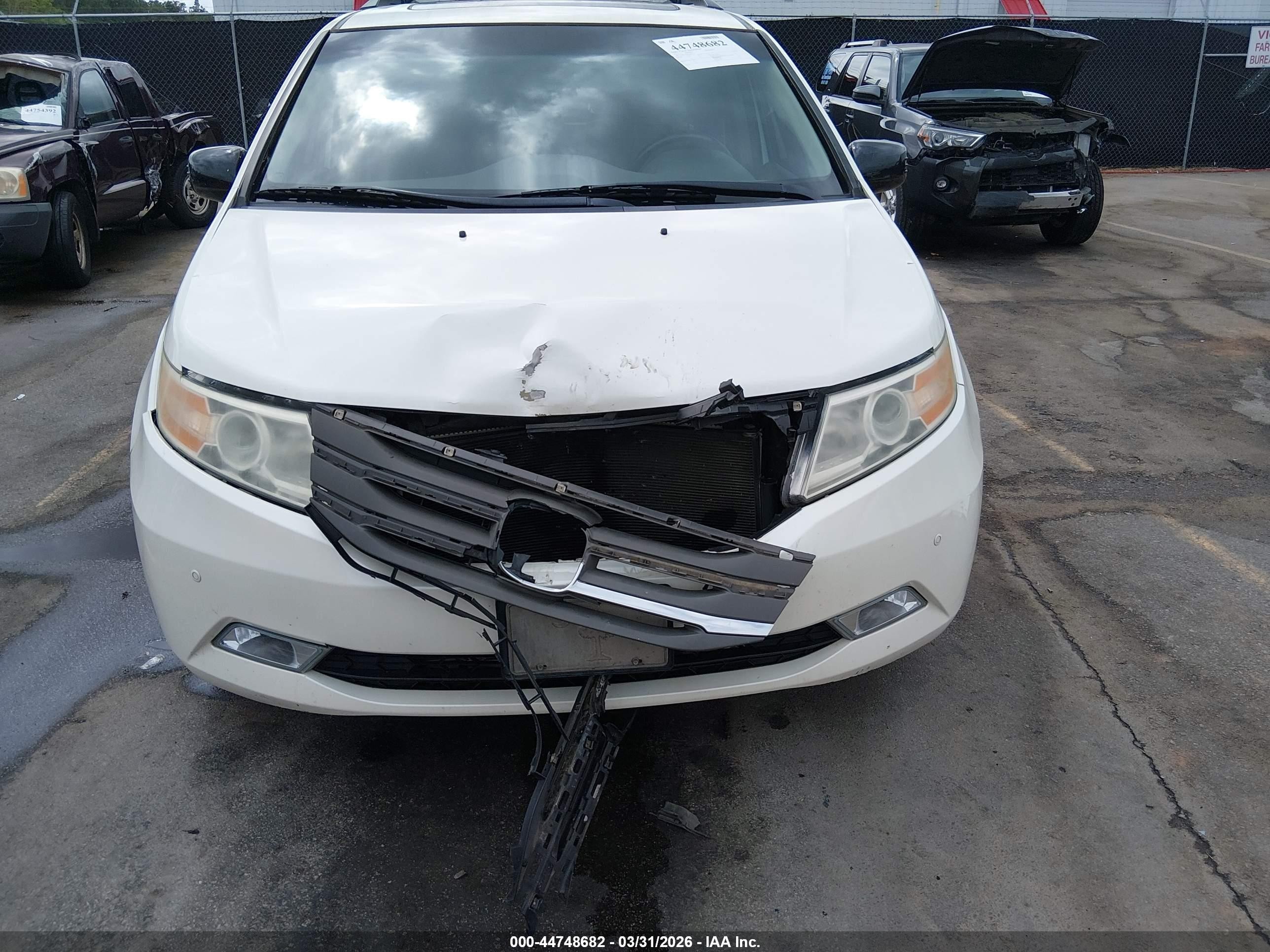 2012 Honda Odyssey Touring/touring Elite White vin: 5FNRL5H98CB051427
