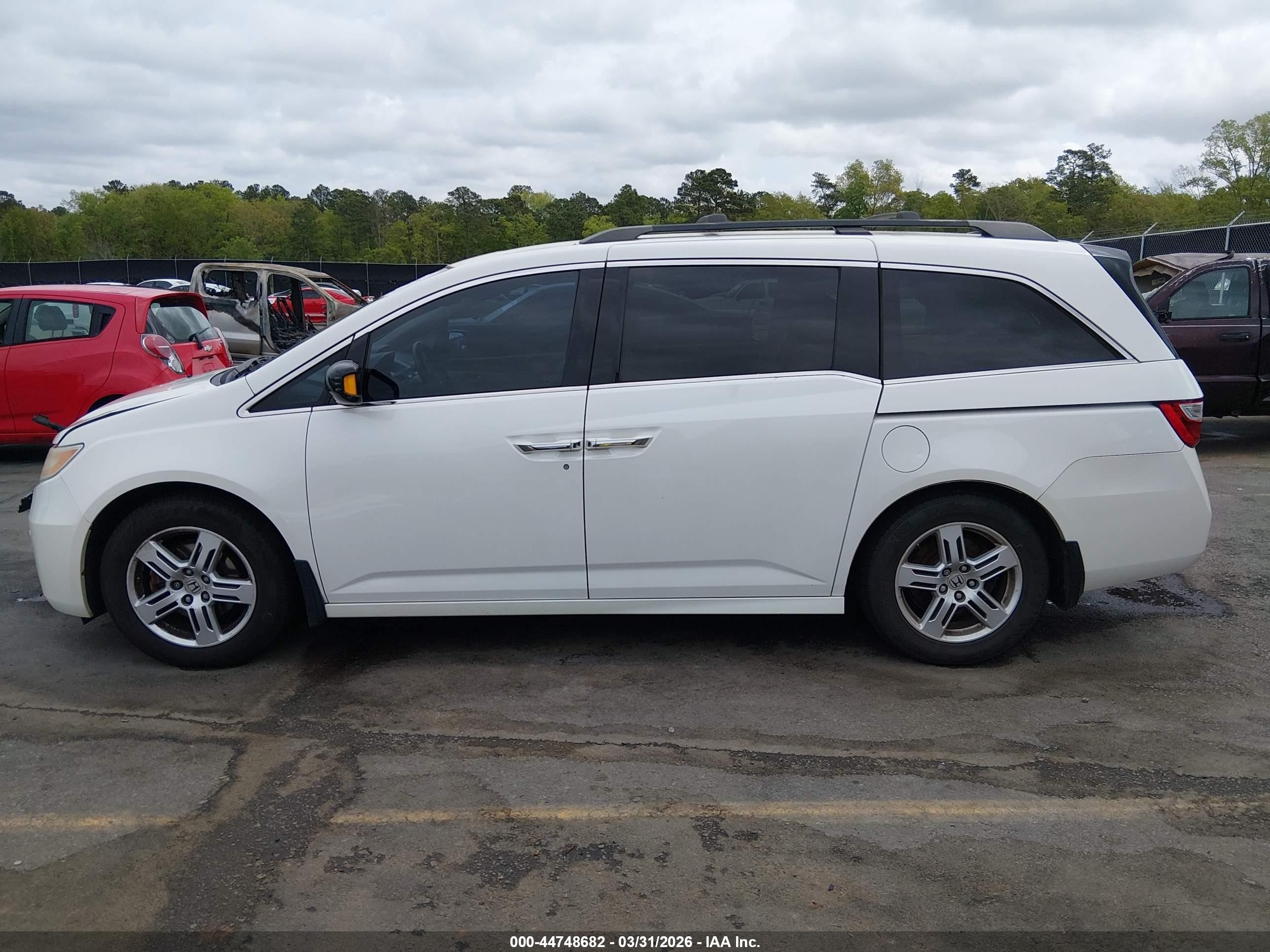2012 Honda Odyssey Touring/touring Elite White vin: 5FNRL5H98CB051427