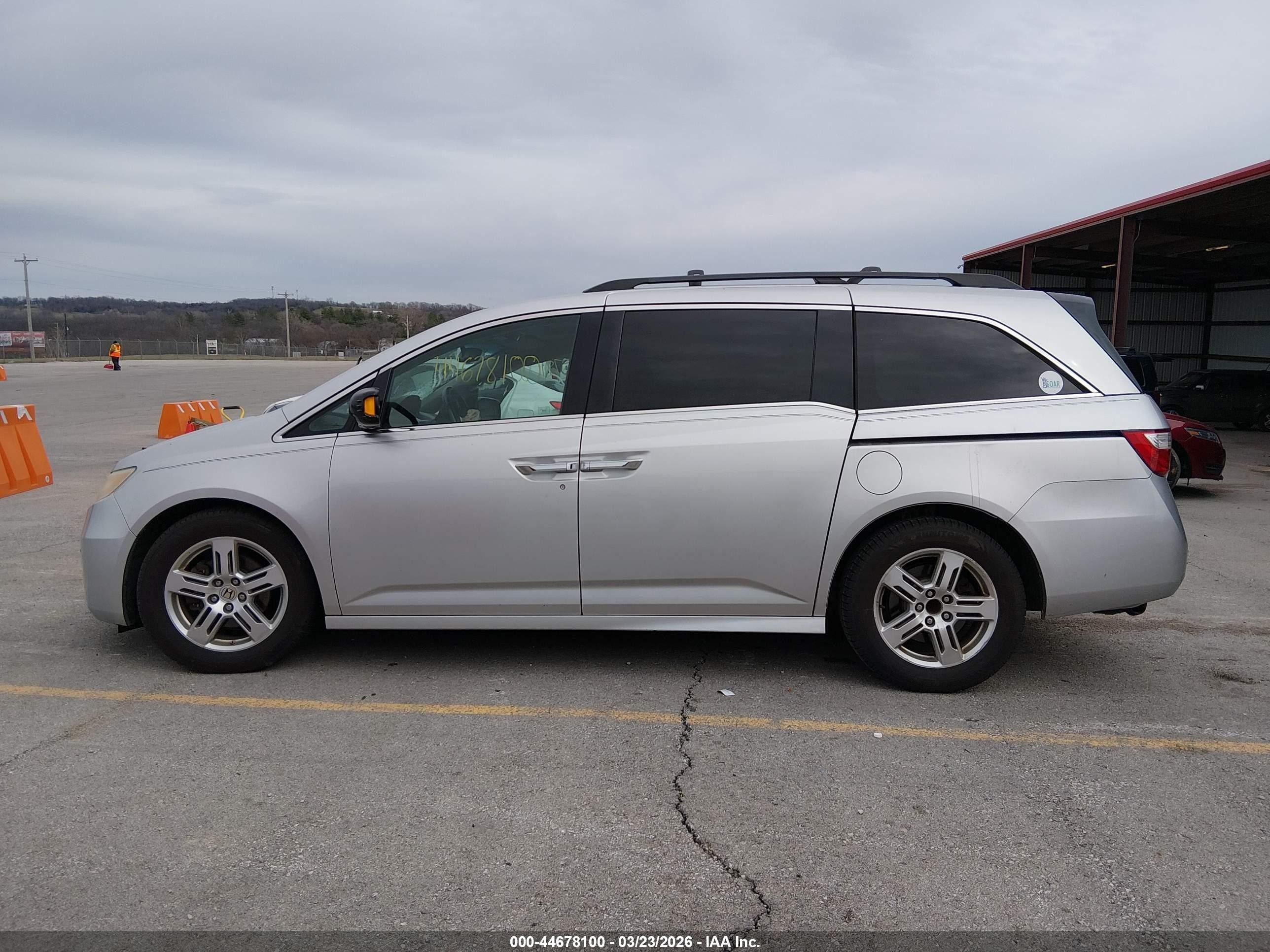 2012 Honda Odyssey Touring/touring Elite Silver vin: 5FNRL5H98CB058894