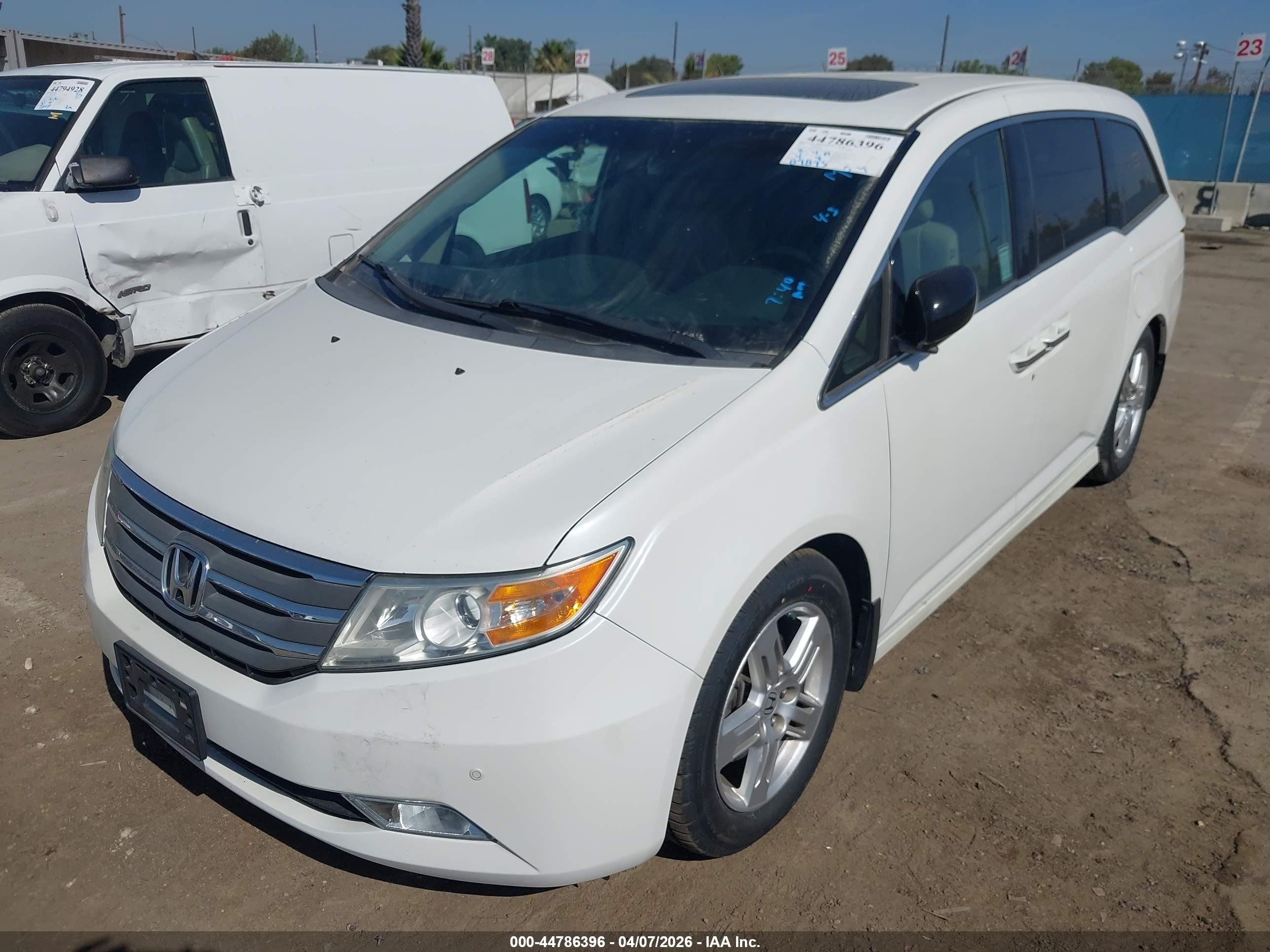 2012 Honda Odyssey Touring/touring Elite White vin: 5FNRL5H98CB091801