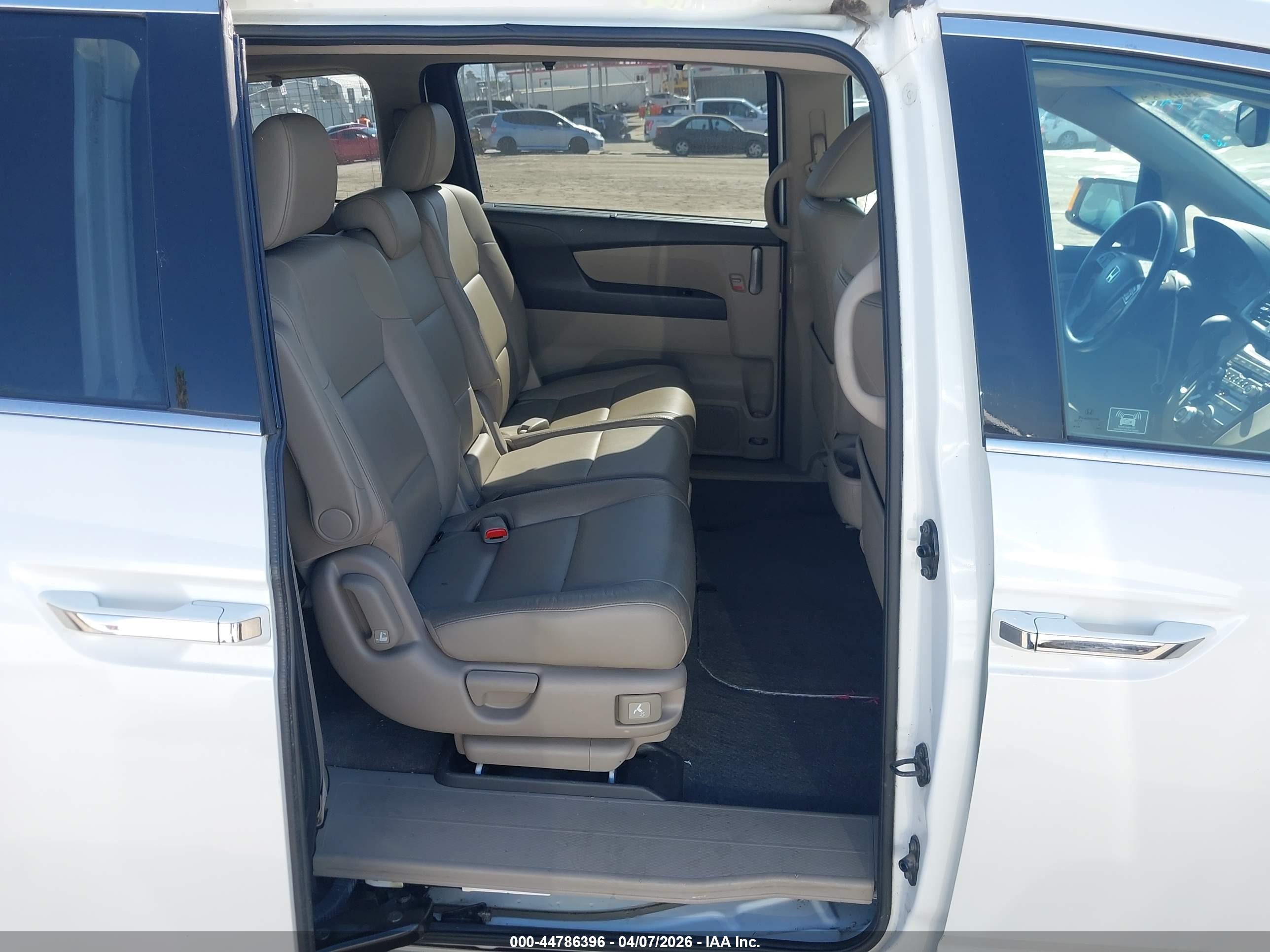 2012 Honda Odyssey Touring/touring Elite White vin: 5FNRL5H98CB091801