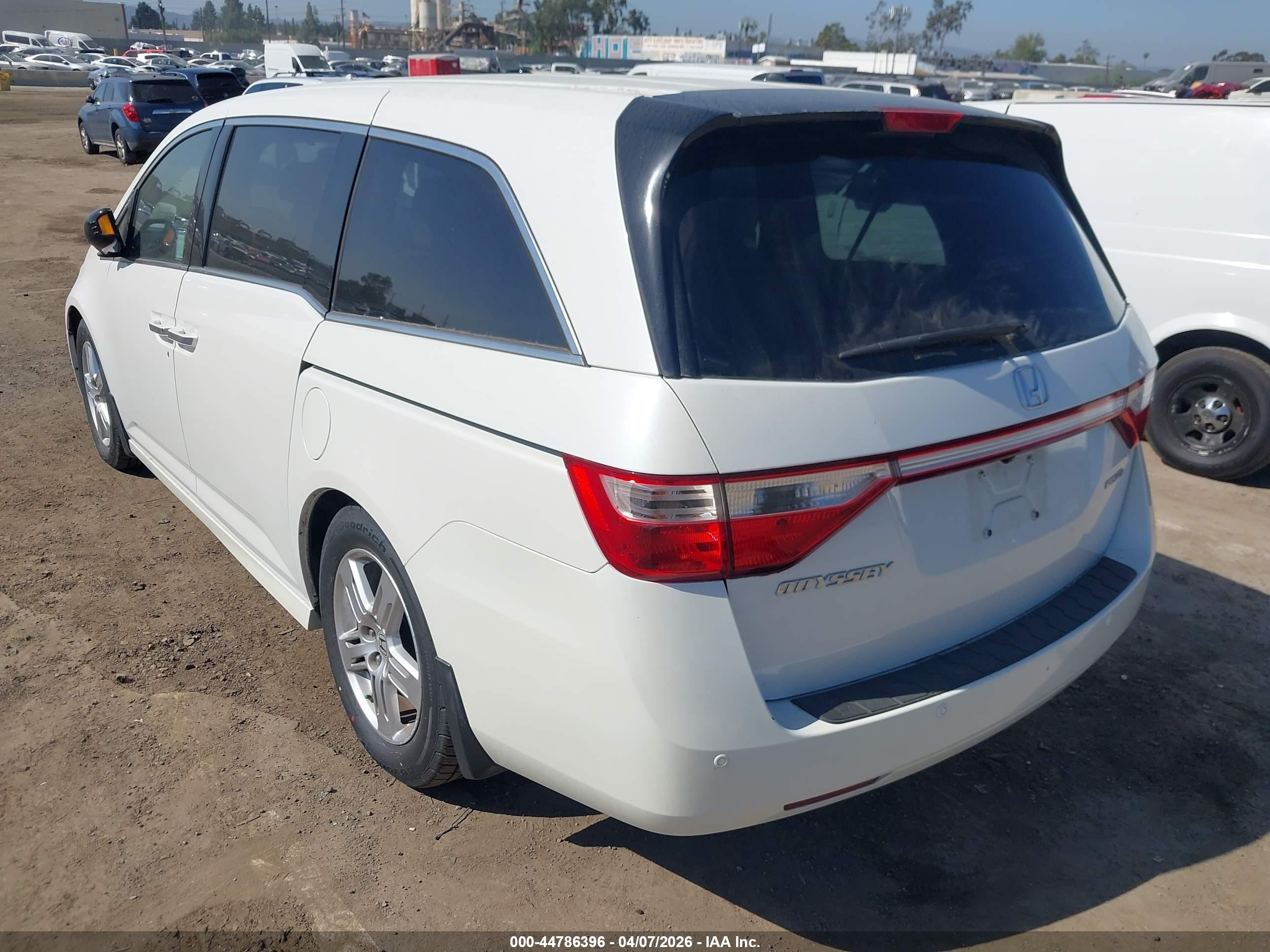 2012 Honda Odyssey Touring/touring Elite White vin: 5FNRL5H98CB091801
