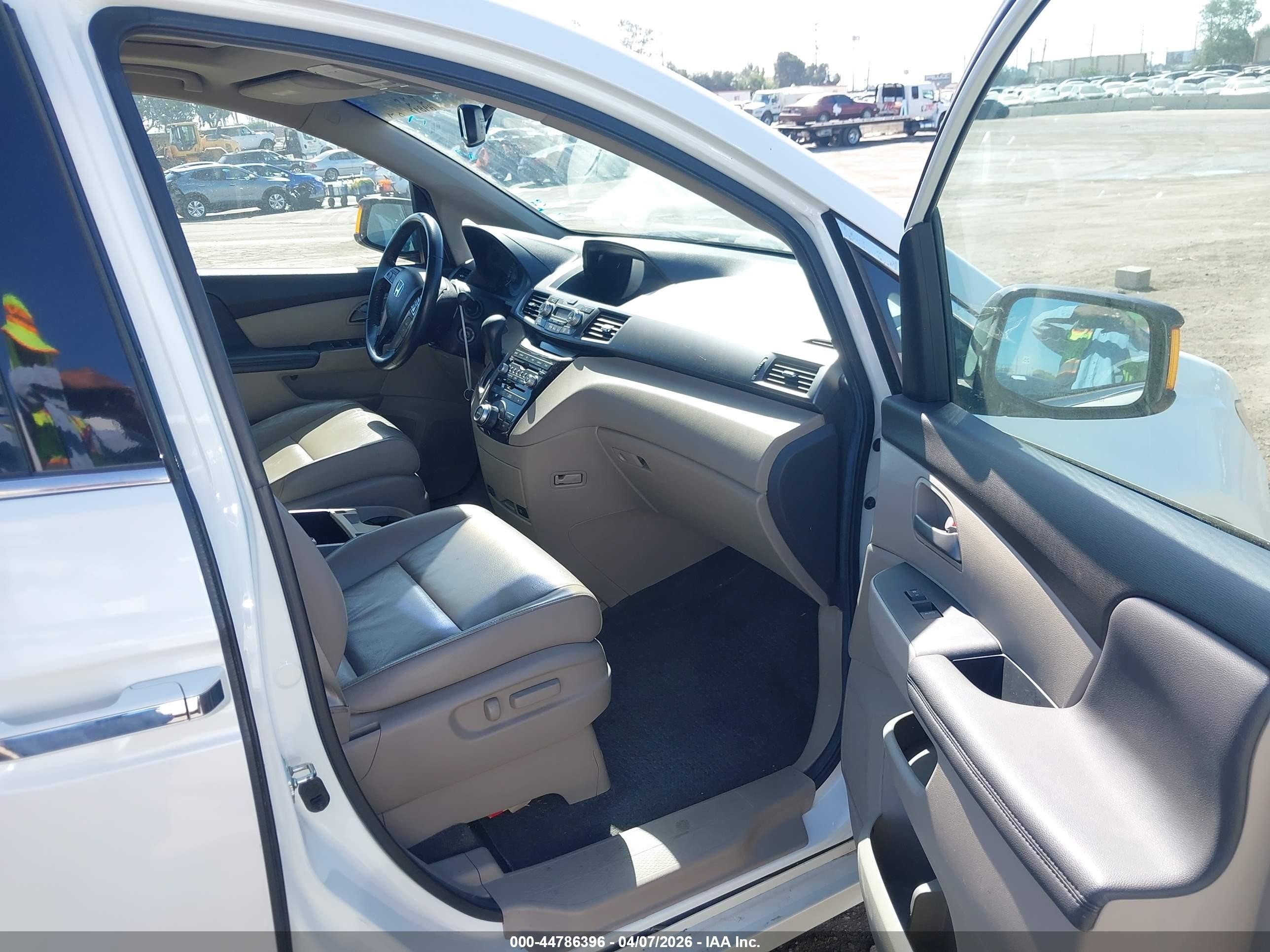 2012 Honda Odyssey Touring/touring Elite White vin: 5FNRL5H98CB091801
