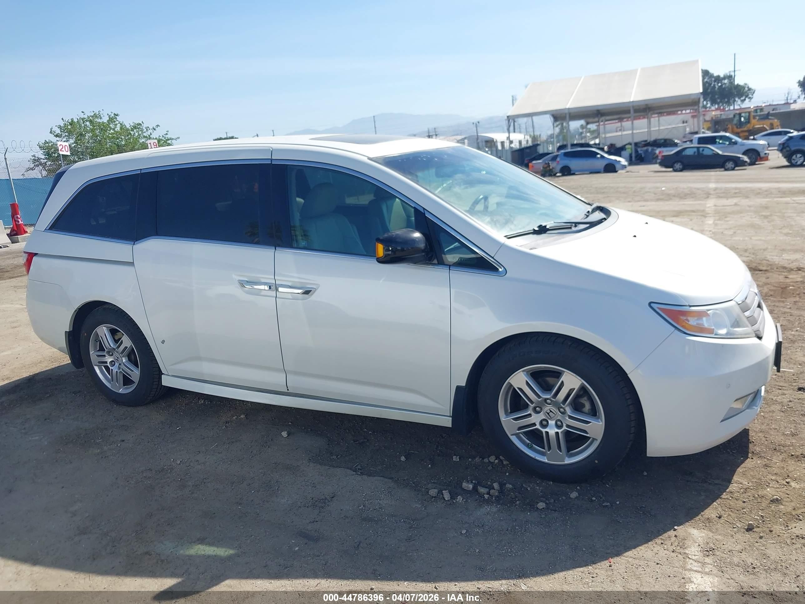 2012 Honda Odyssey Touring/touring Elite White vin: 5FNRL5H98CB091801