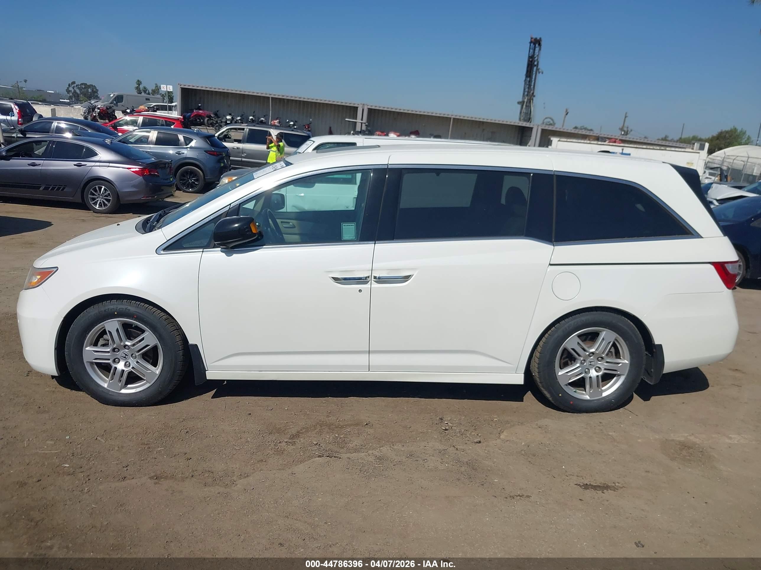 2012 Honda Odyssey Touring/touring Elite White vin: 5FNRL5H98CB091801