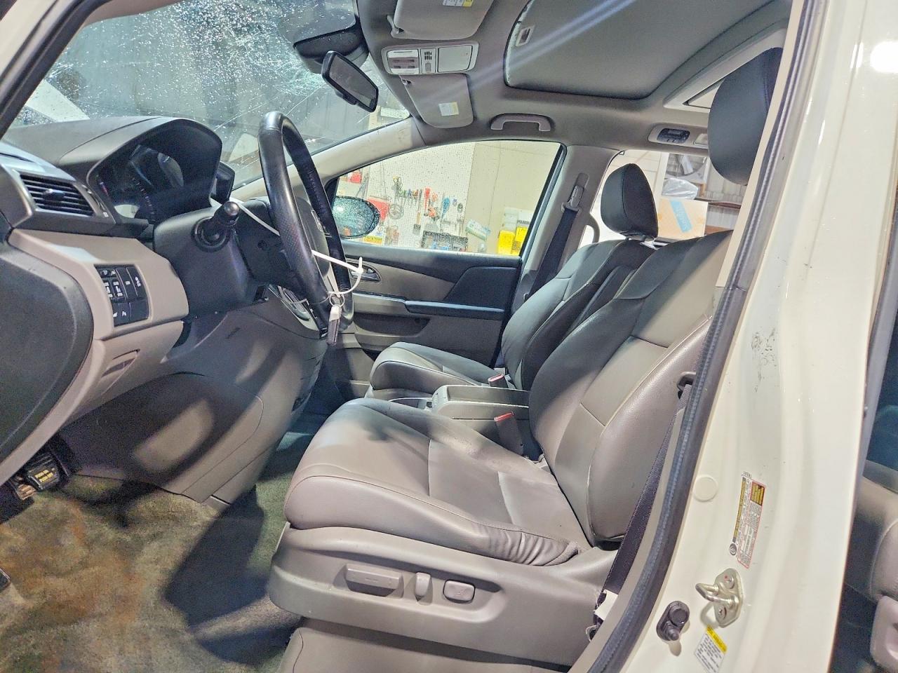 2014 Honda Odyssey White vin: 5FNRL5H98EB065816