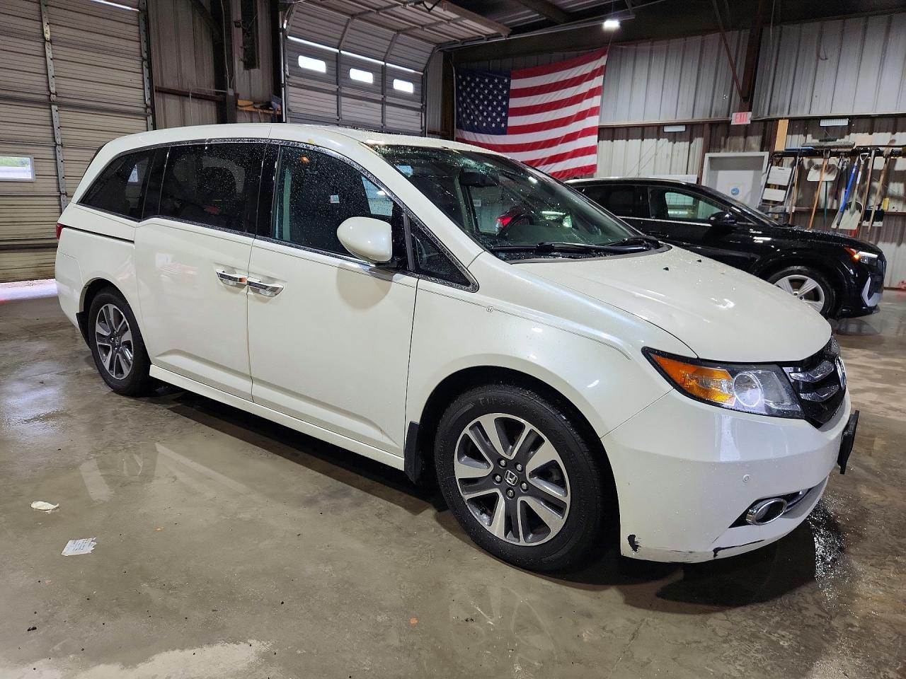 2014 Honda Odyssey White vin: 5FNRL5H98EB065816