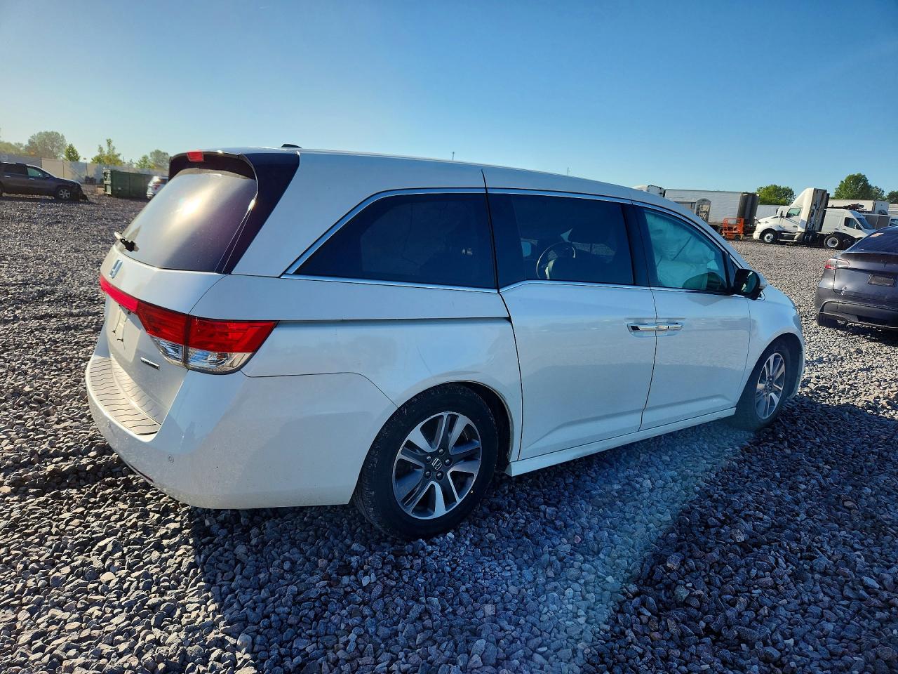 2014 Honda Odyssey Touring White vin: 5FNRL5H98EB070157