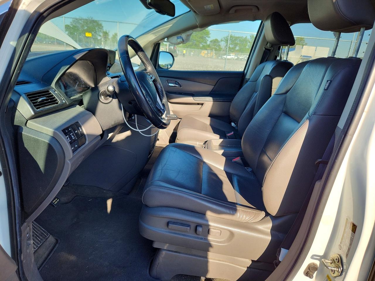 2014 Honda Odyssey Touring White vin: 5FNRL5H98EB070157