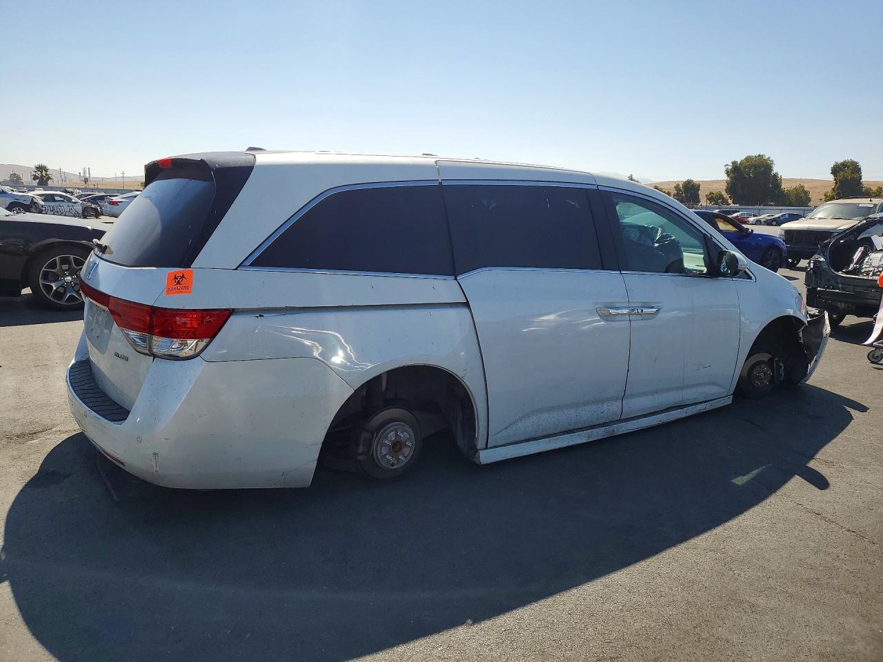2014 Honda Odyssey Touring White vin: 5FNRL5H98EB084592