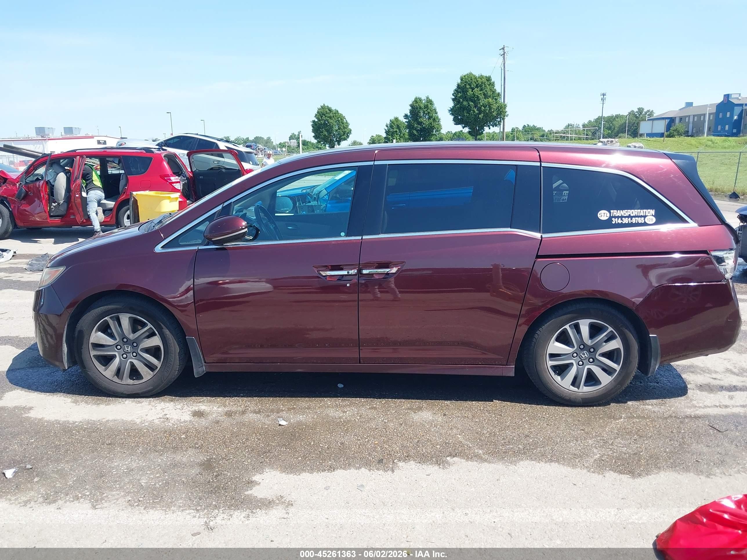 2015 Honda Odyssey Touring/touring Elite Maroon vin: 5FNRL5H98FB015922