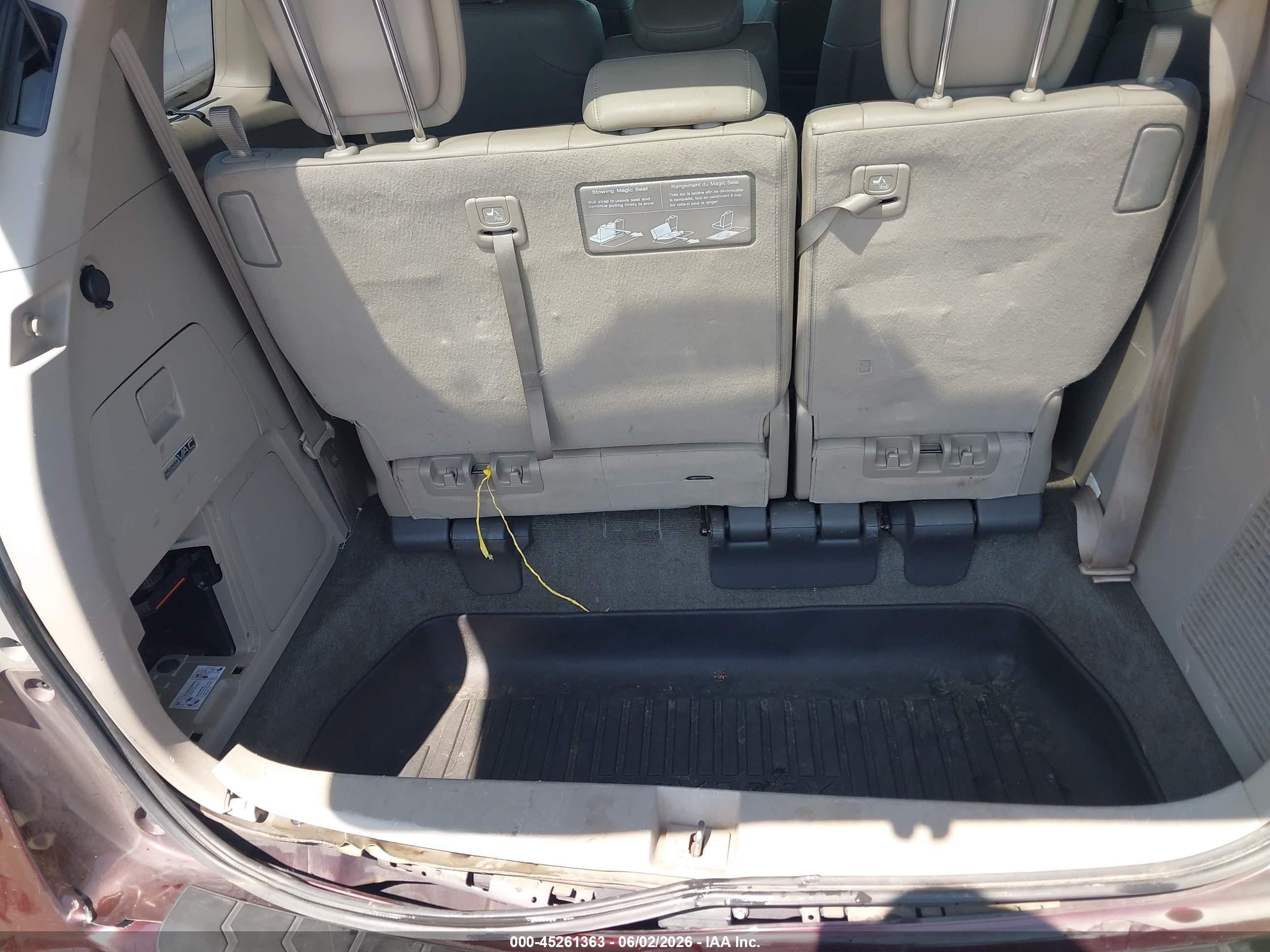 2015 Honda Odyssey Touring/touring Elite Maroon vin: 5FNRL5H98FB015922