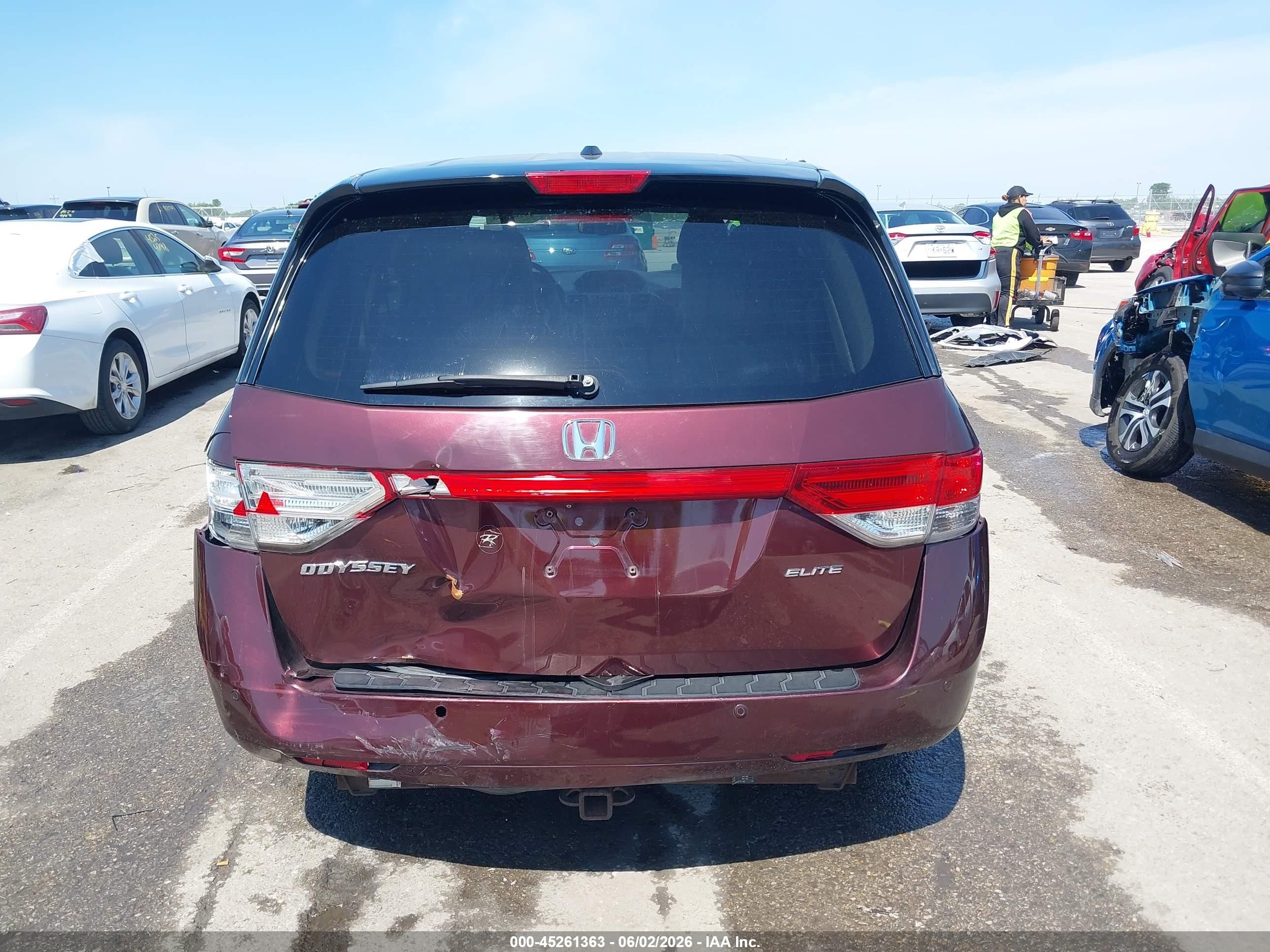 2015 Honda Odyssey Touring/touring Elite Maroon vin: 5FNRL5H98FB015922