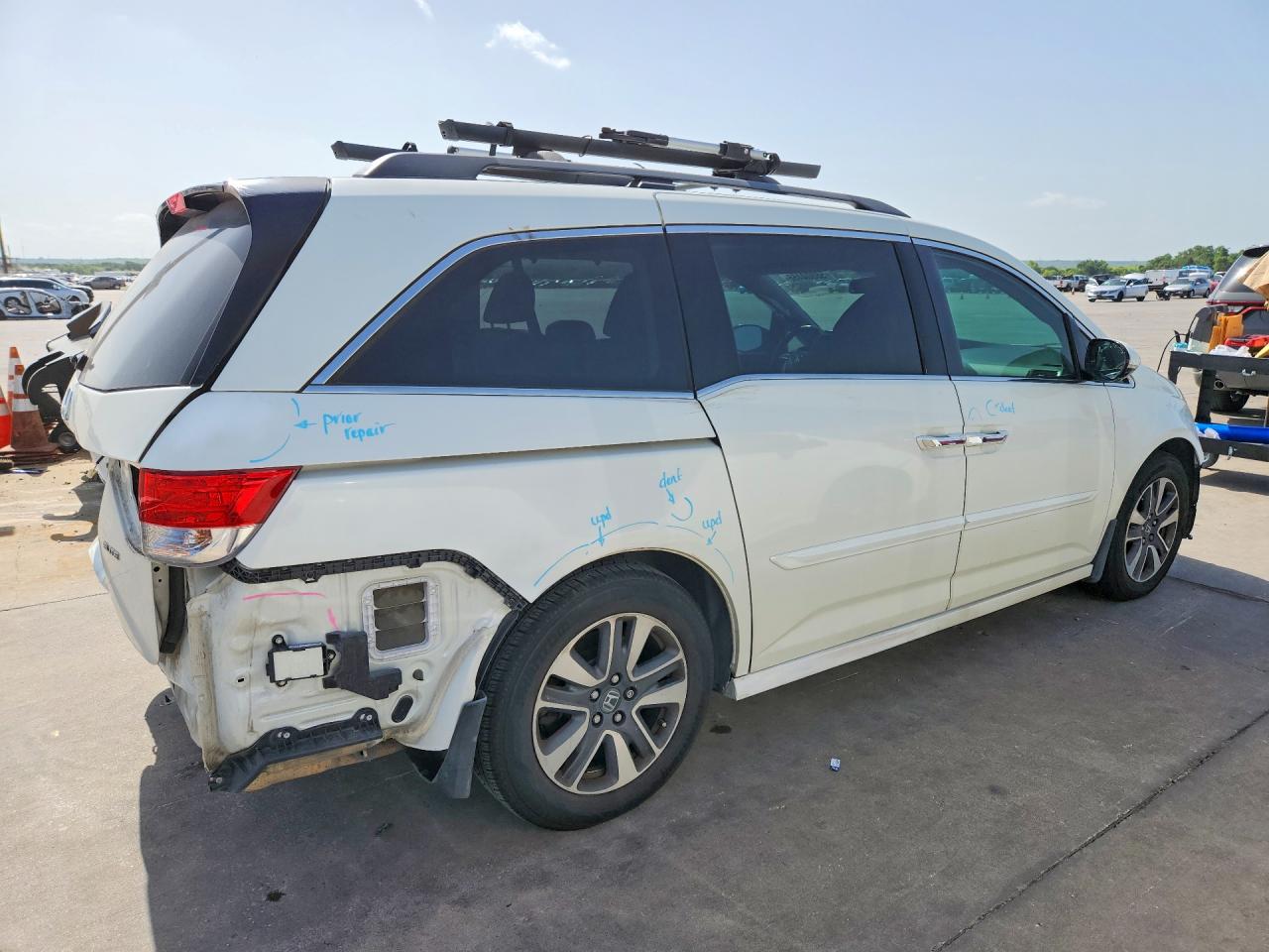 2015 Honda Odyssey Touring White vin: 5FNRL5H98FB019629