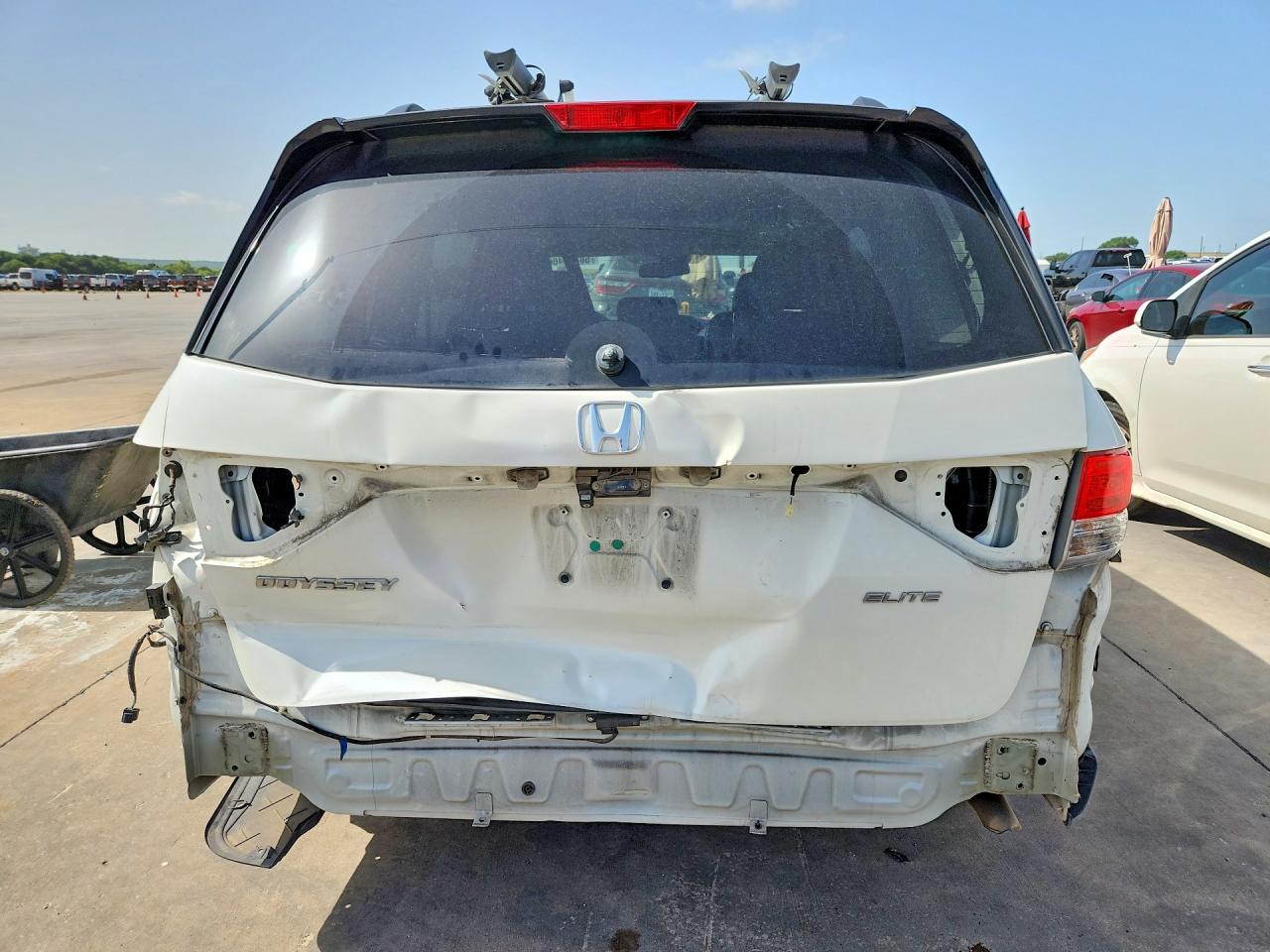 2015 Honda Odyssey Touring White vin: 5FNRL5H98FB019629