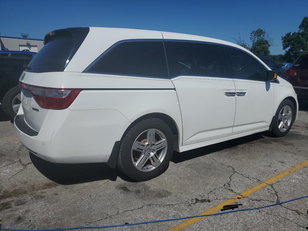 2011 Honda Odyssey Touring White vin: 5FNRL5H99BB014109