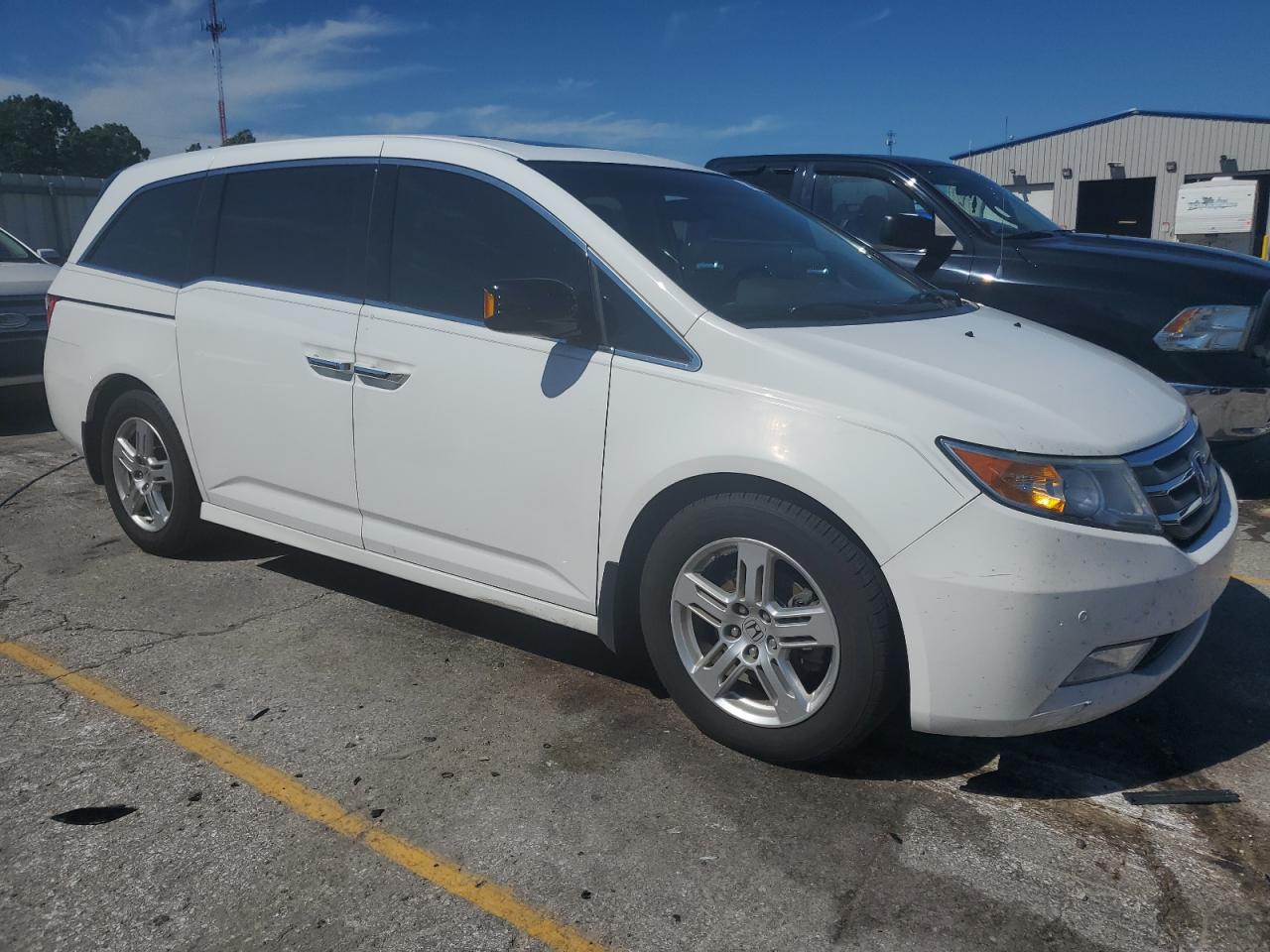 2011 Honda Odyssey Touring White vin: 5FNRL5H99BB014109