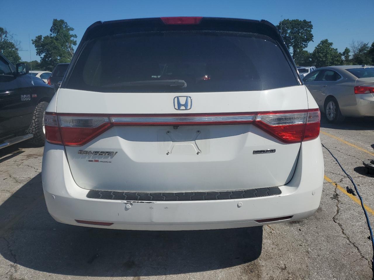 2011 Honda Odyssey Touring White vin: 5FNRL5H99BB014109