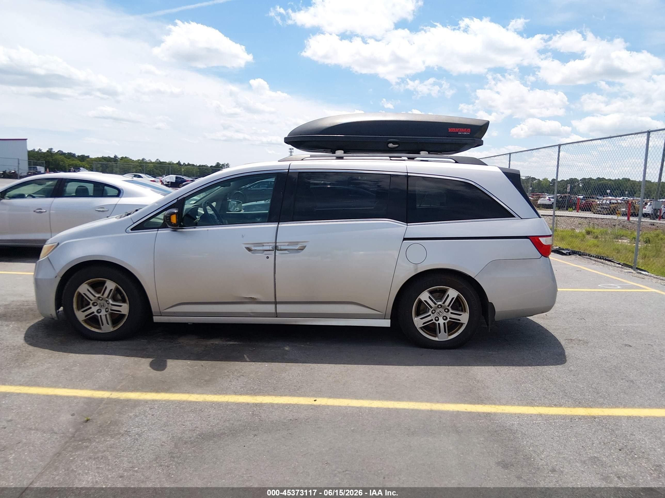 2011 Honda Odyssey Touring/touring Elite Silver vin: 5FNRL5H99BB072804