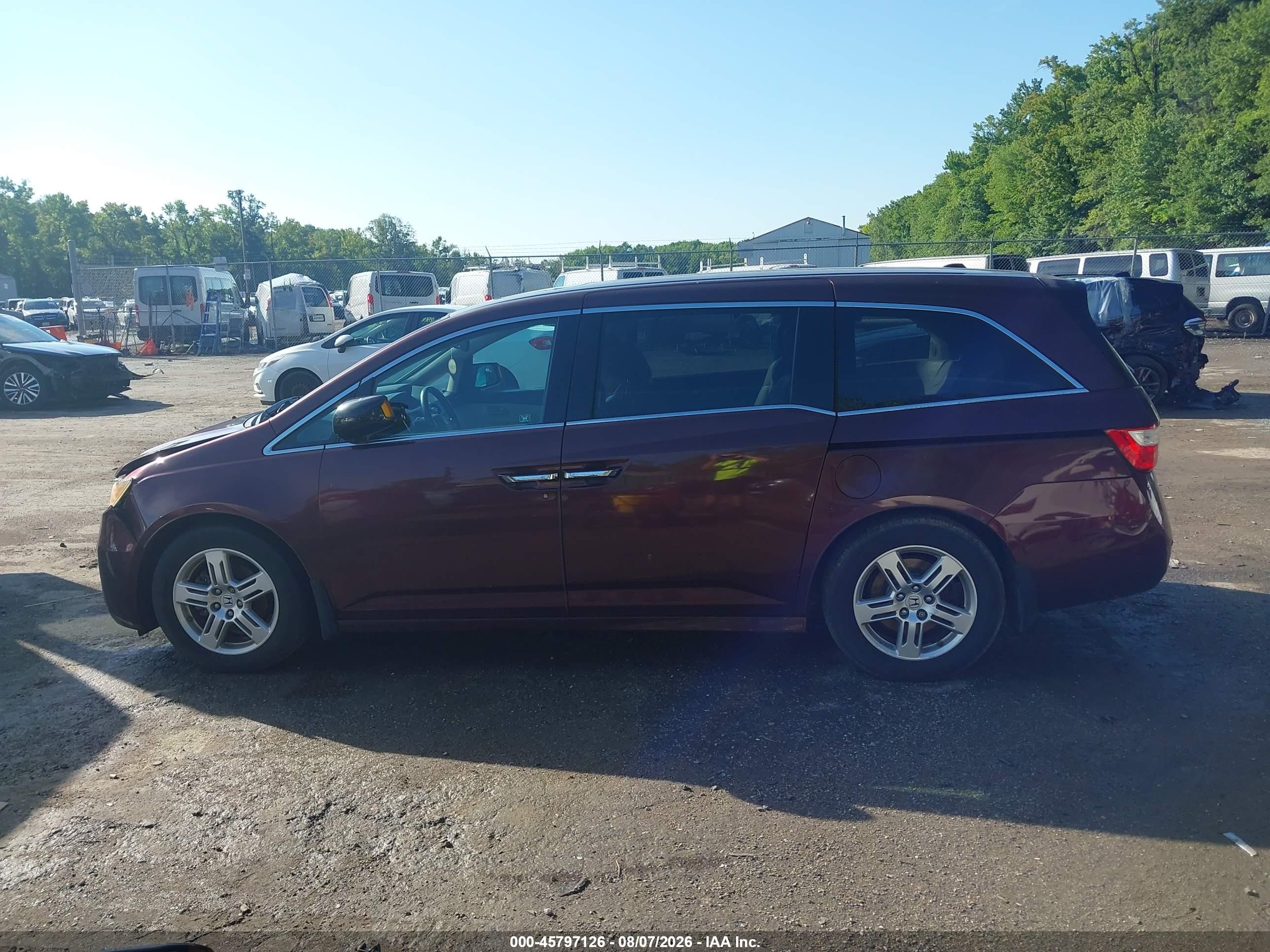 2012 Honda Odyssey Touring/touring Elite Burgundy vin: 5FNRL5H99CB117967