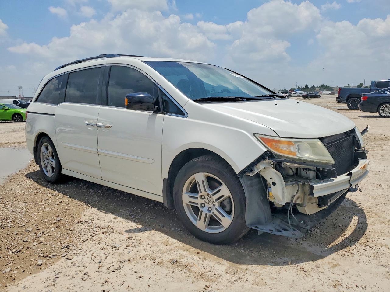 2012 Honda Odyssey Touring White vin: 5FNRL5H99CB134445