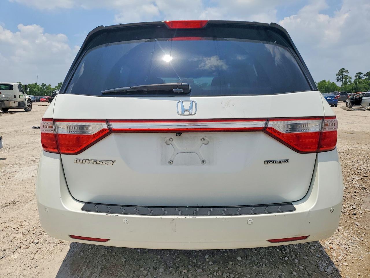 2012 Honda Odyssey Touring White vin: 5FNRL5H99CB134445