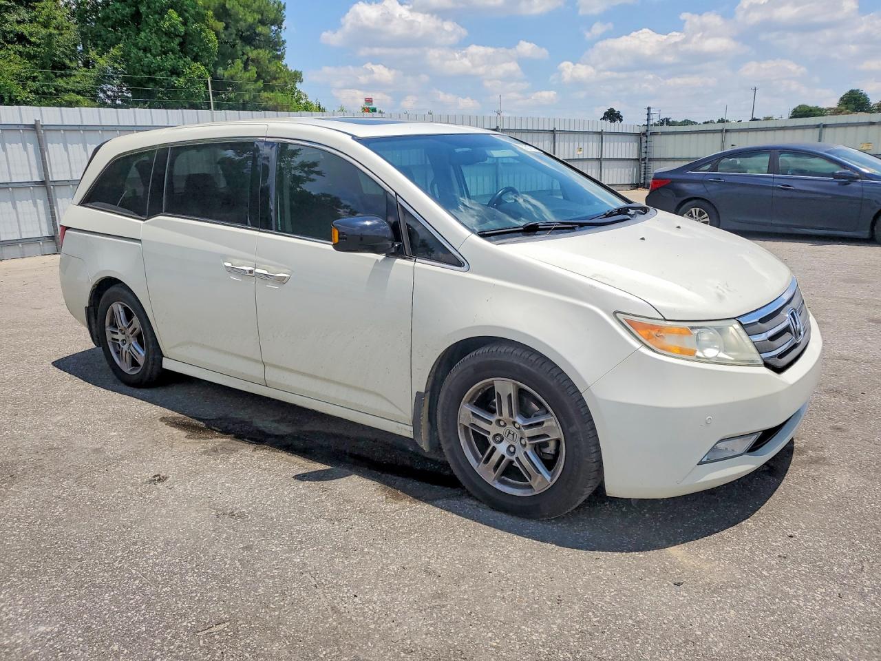2013 Honda Odyssey Touring White vin: 5FNRL5H99DB080999