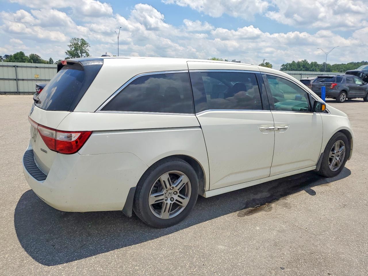 2013 Honda Odyssey Touring White vin: 5FNRL5H99DB080999