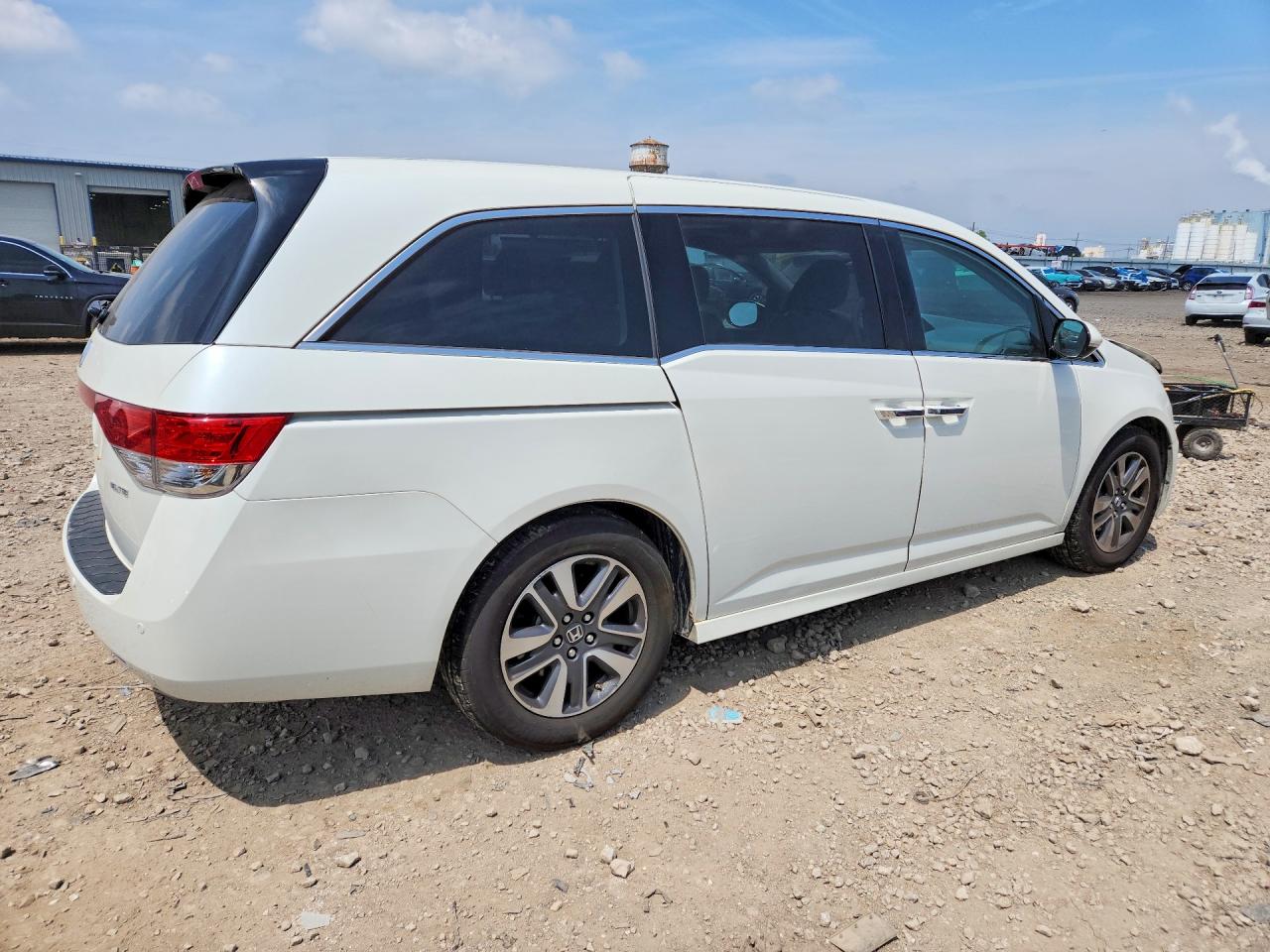 2015 Honda Odyssey Touring White vin: 5FNRL5H99FB108710