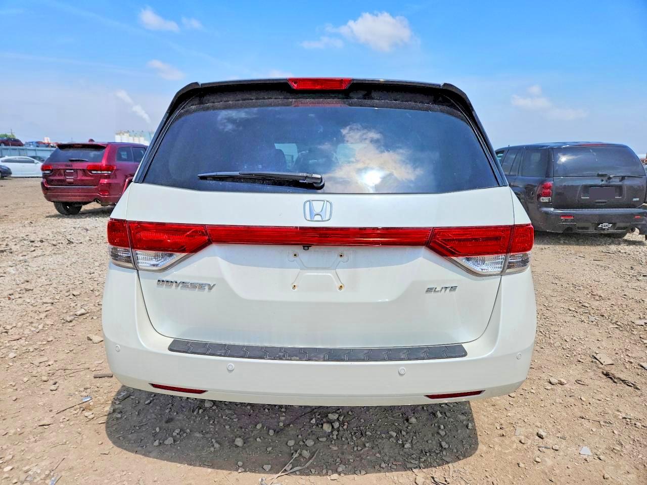 2015 Honda Odyssey Touring White vin: 5FNRL5H99FB108710