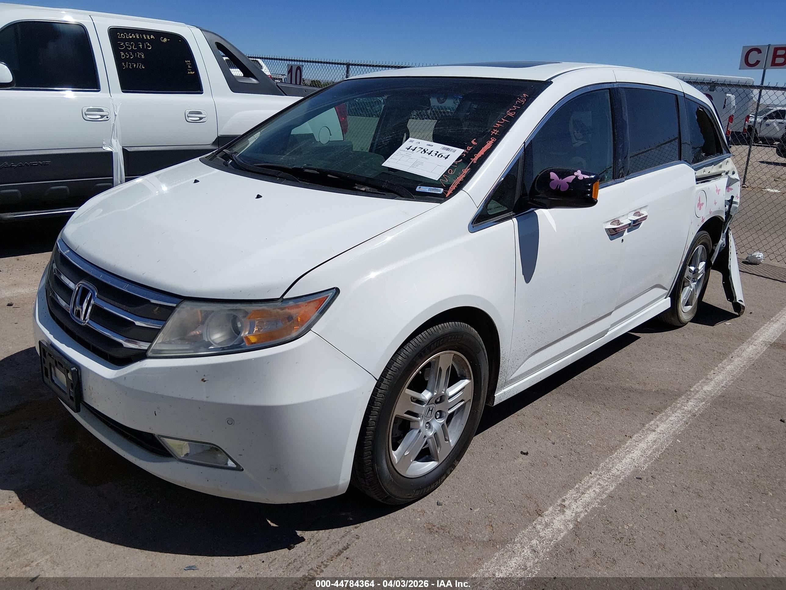2011 Honda Odyssey Touring/touring Elite White vin: 5FNRL5H9XBB008447