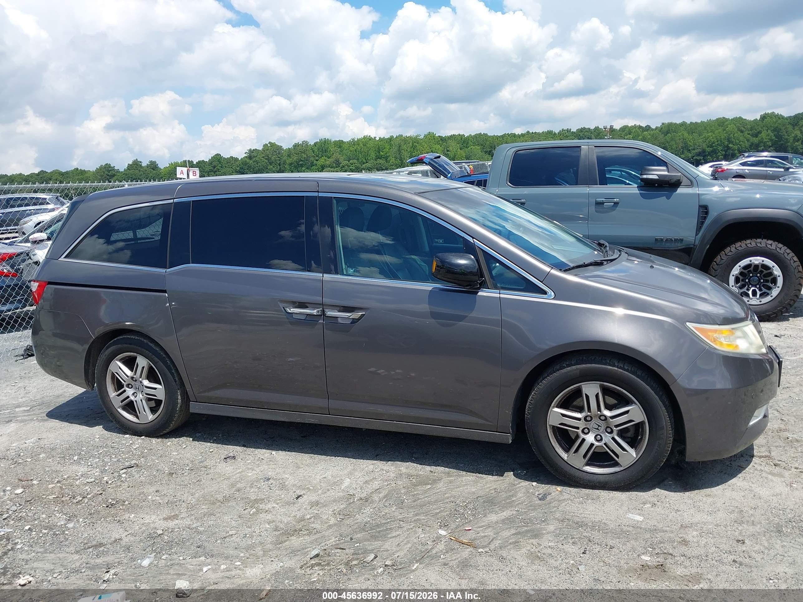 2011 Honda Odyssey Touring/touring Elite Gray vin: 5FNRL5H9XBB031923