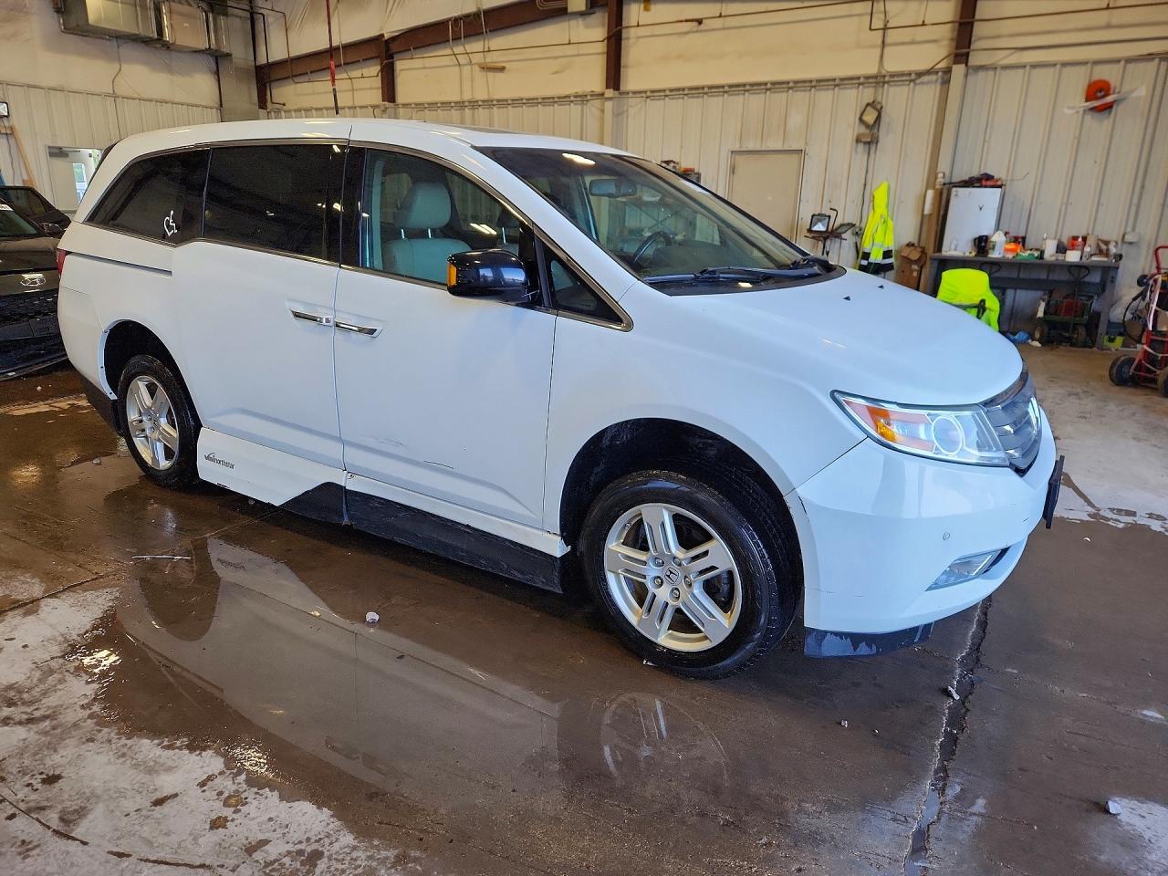 2011 Honda Odyssey Touring White vin: 5FNRL5H9XBB037060