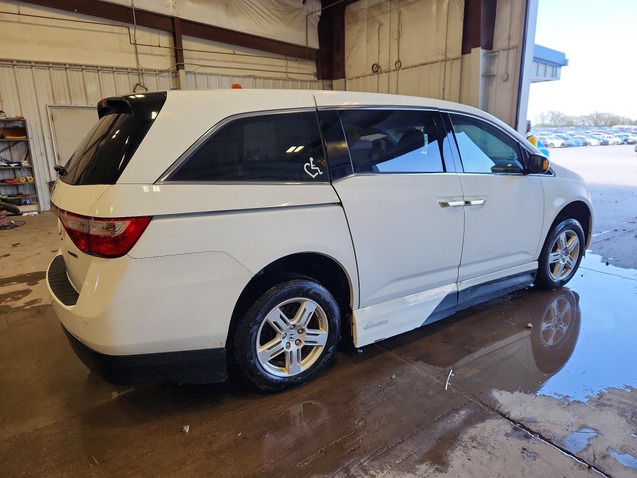 2011 Honda Odyssey Touring White vin: 5FNRL5H9XBB037060