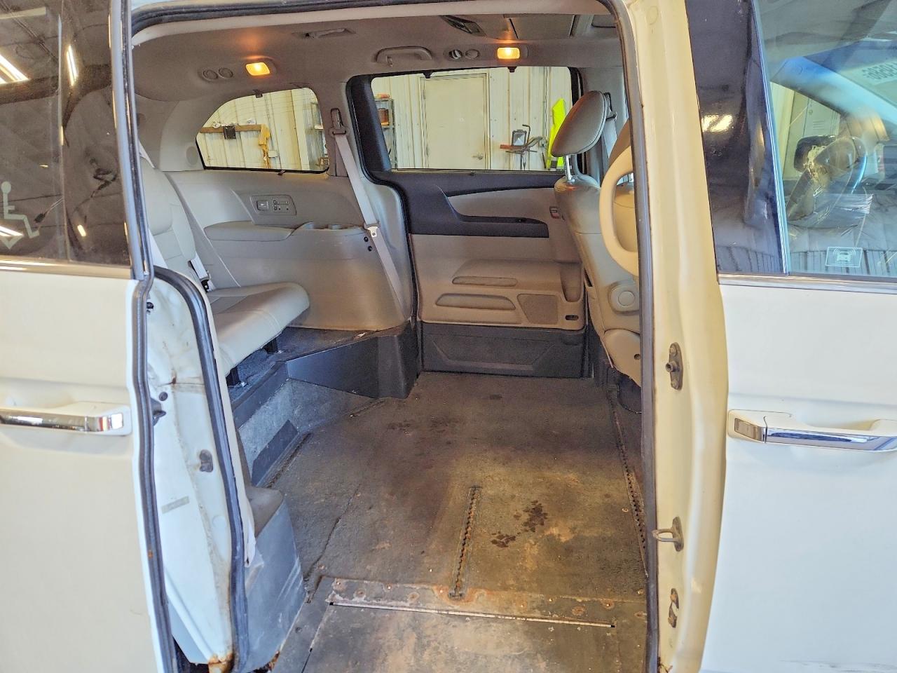 2011 Honda Odyssey Touring White vin: 5FNRL5H9XBB037060