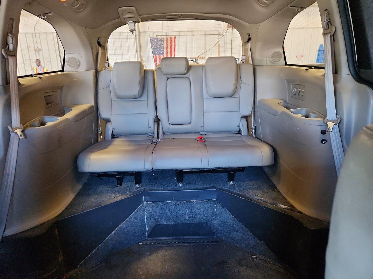 2011 Honda Odyssey Touring White vin: 5FNRL5H9XBB037060
