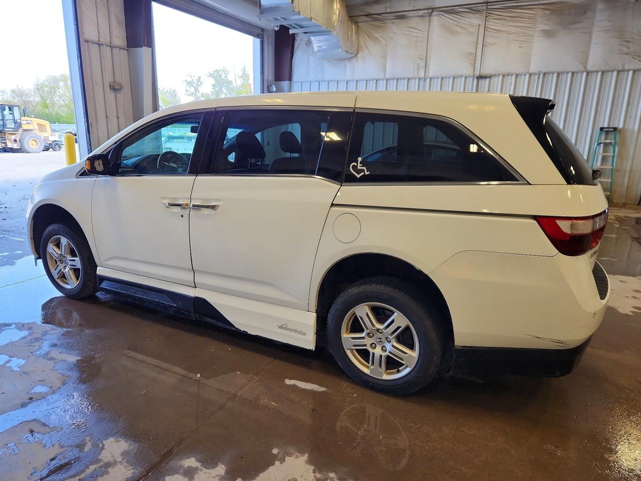 2011 Honda Odyssey Touring White vin: 5FNRL5H9XBB037060
