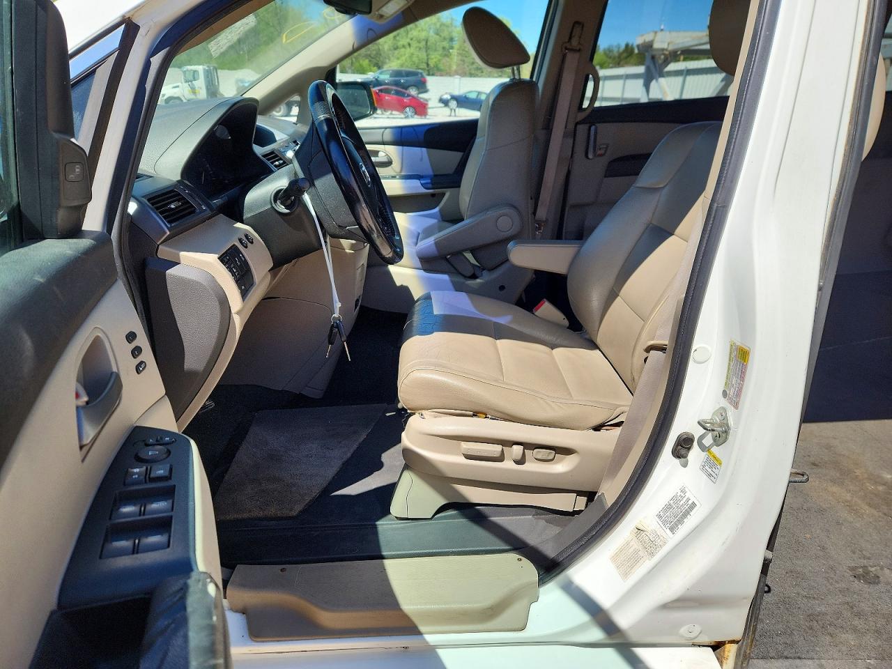 2011 Honda Odyssey Touring White vin: 5FNRL5H9XBB037060
