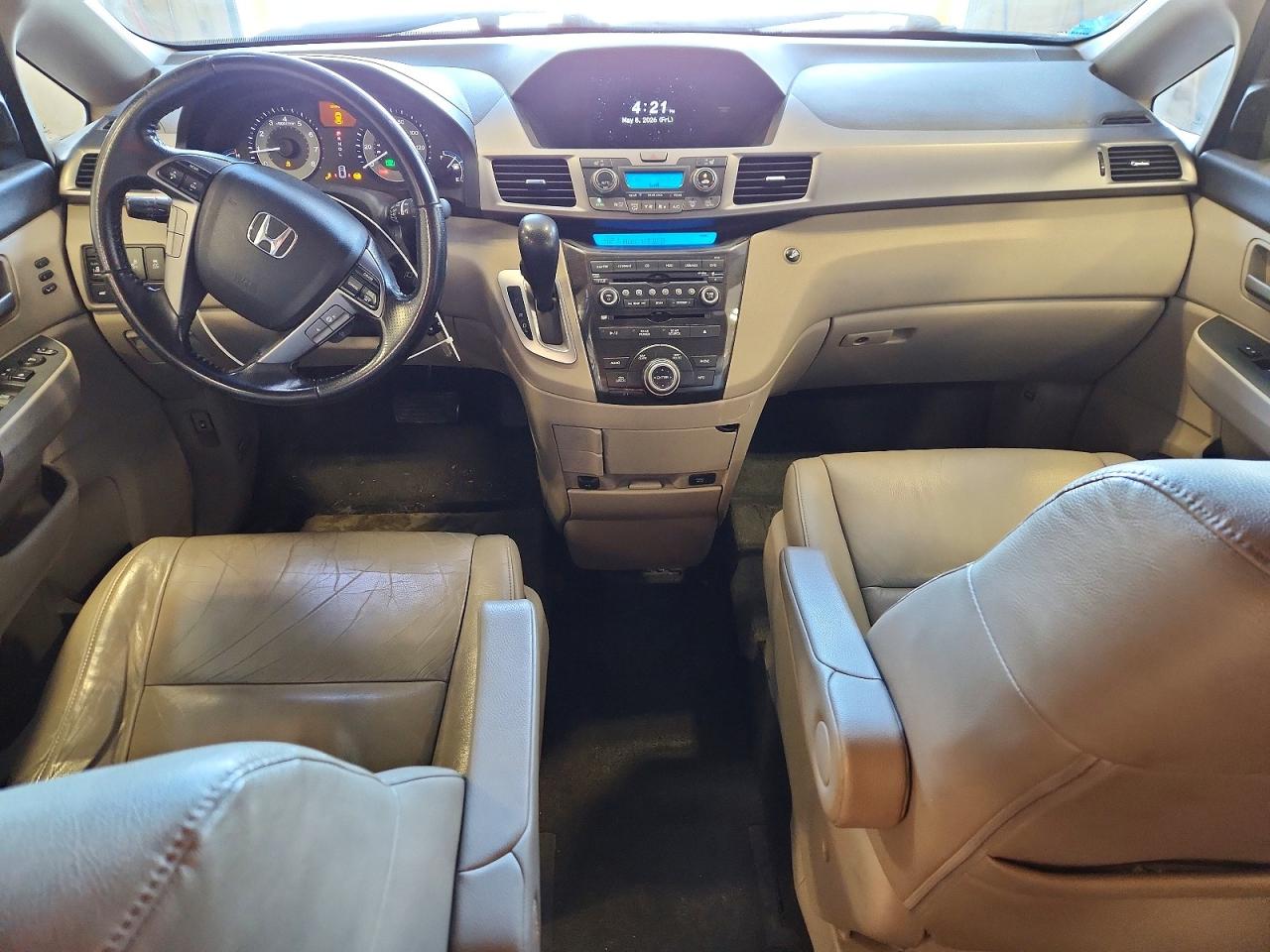 2011 Honda Odyssey Touring White vin: 5FNRL5H9XBB037060