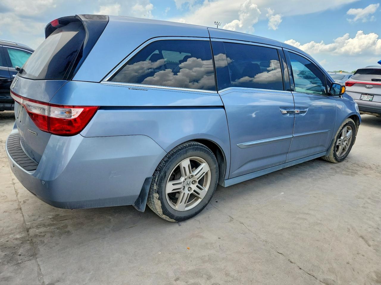 2013 Honda Odyssey Touring Blue vin: 5FNRL5H9XDB015420