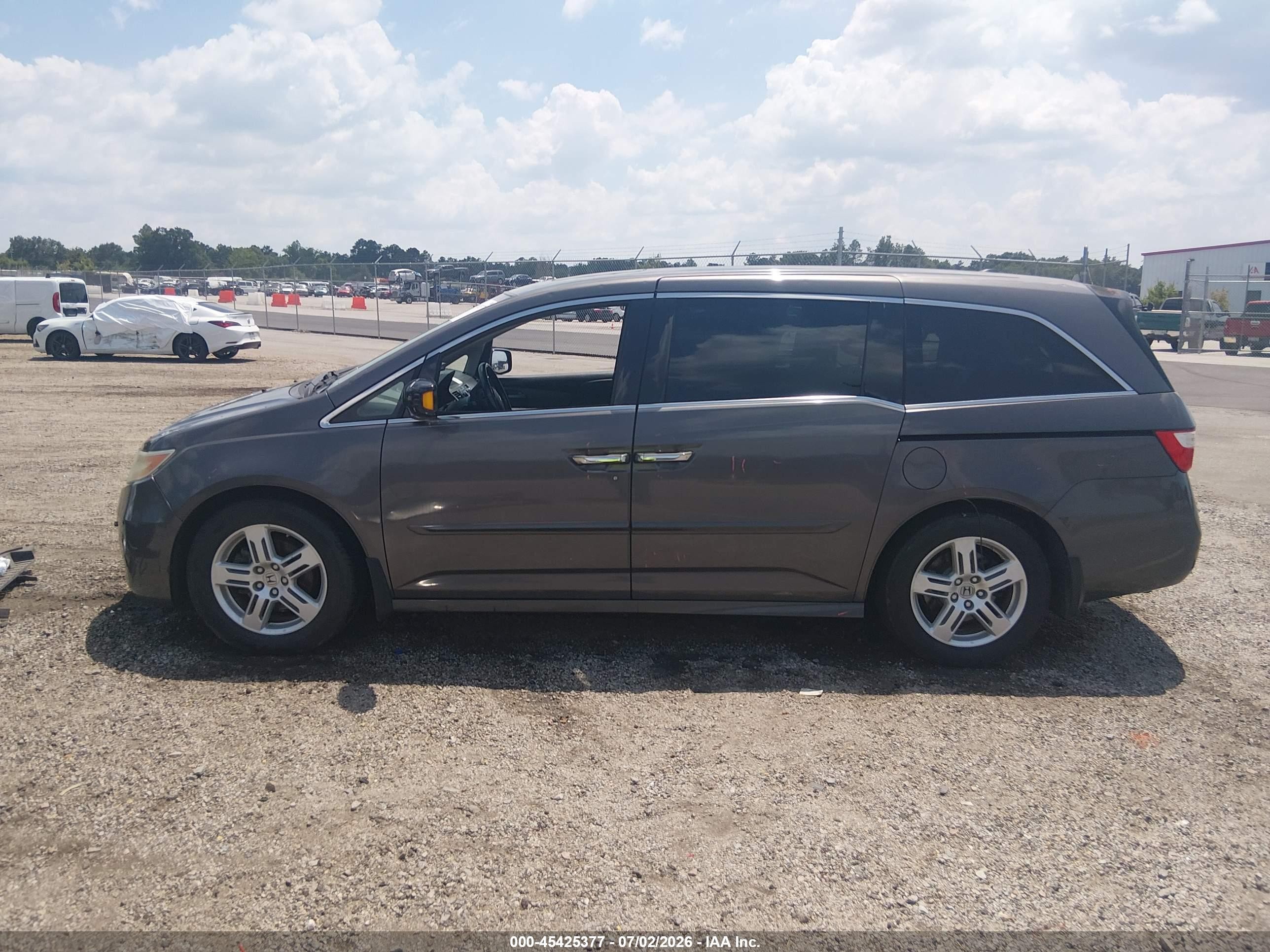 2013 Honda Odyssey Touring/touring Elite Gray vin: 5FNRL5H9XDB089257