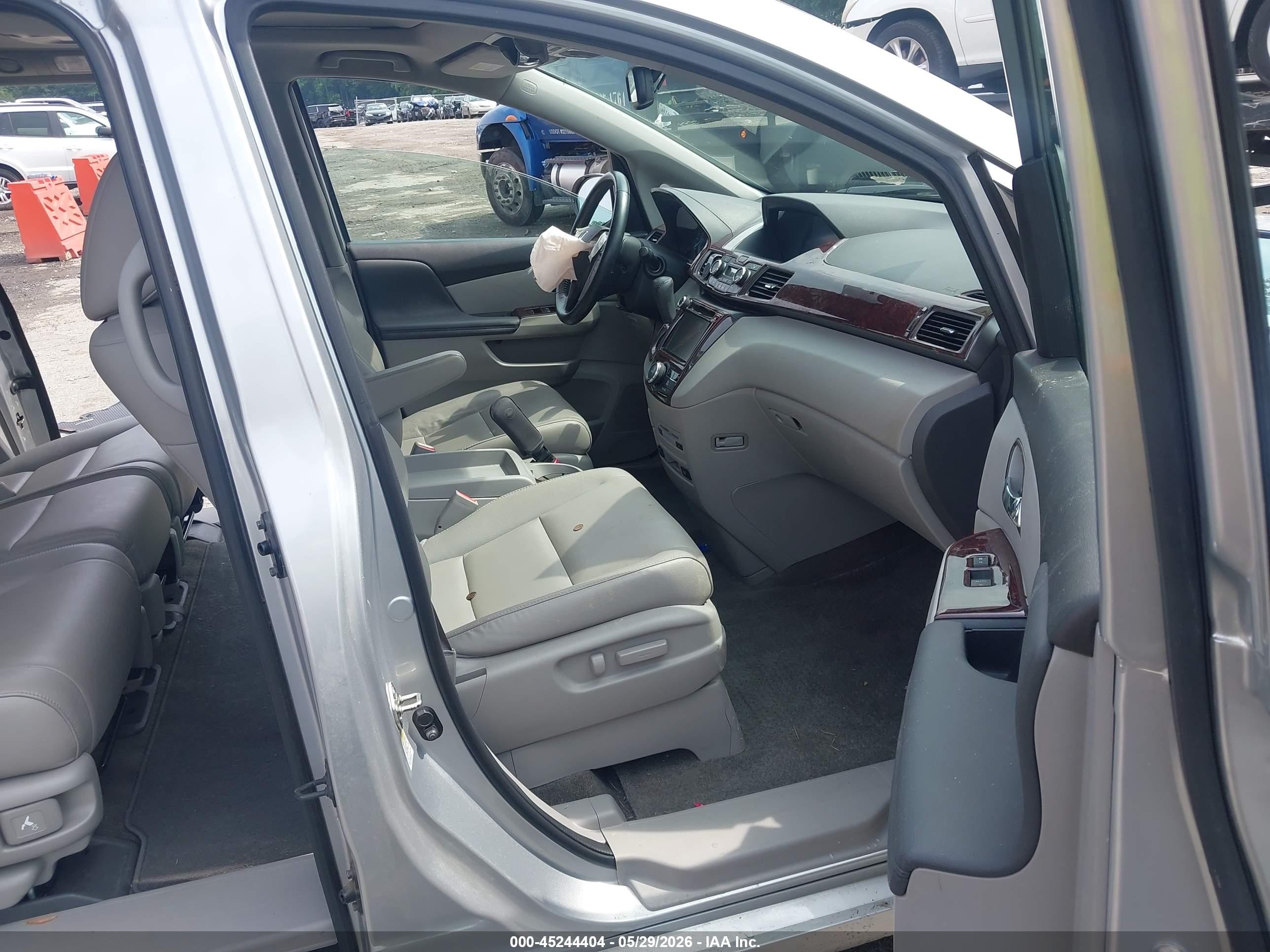 2014 Honda Odyssey Touring/touring Elite Silver vin: 5FNRL5H9XEB077370
