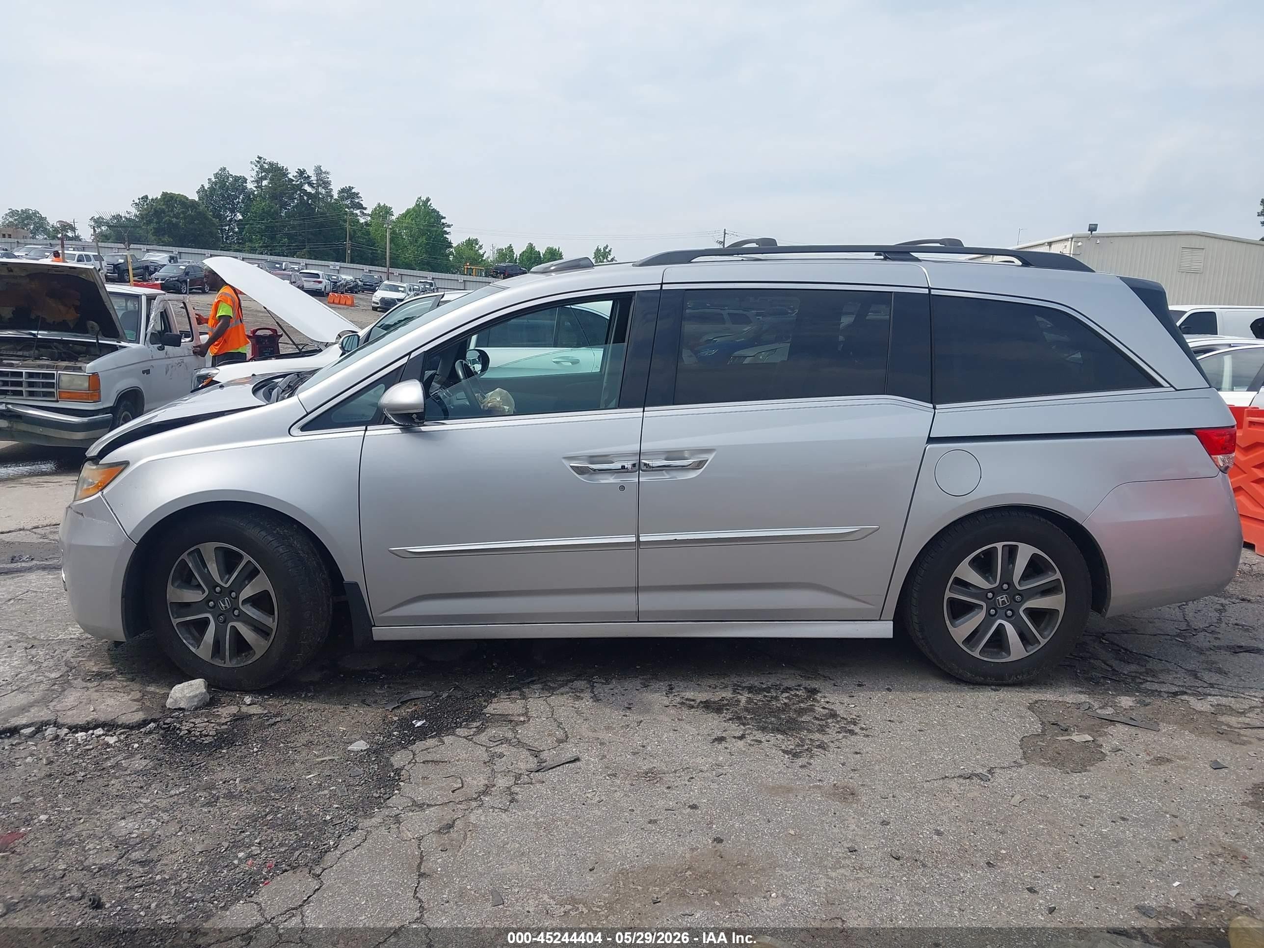2014 Honda Odyssey Touring/touring Elite Silver vin: 5FNRL5H9XEB077370