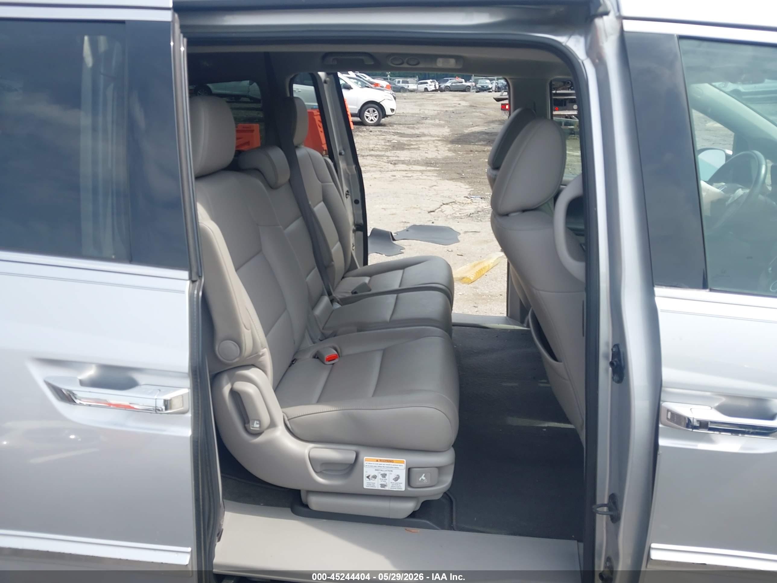 2014 Honda Odyssey Touring/touring Elite Silver vin: 5FNRL5H9XEB077370