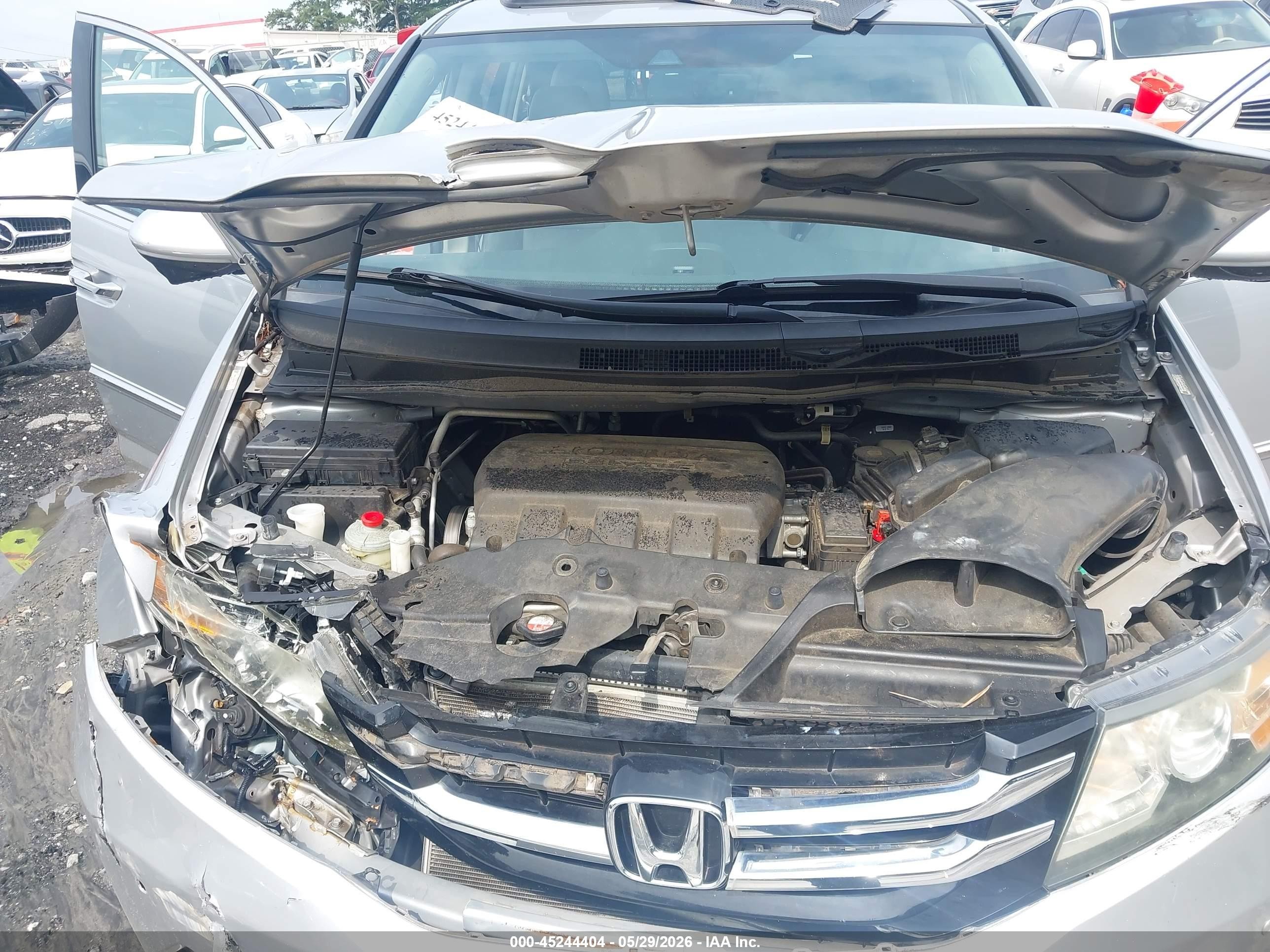 2014 Honda Odyssey Touring/touring Elite Silver vin: 5FNRL5H9XEB077370