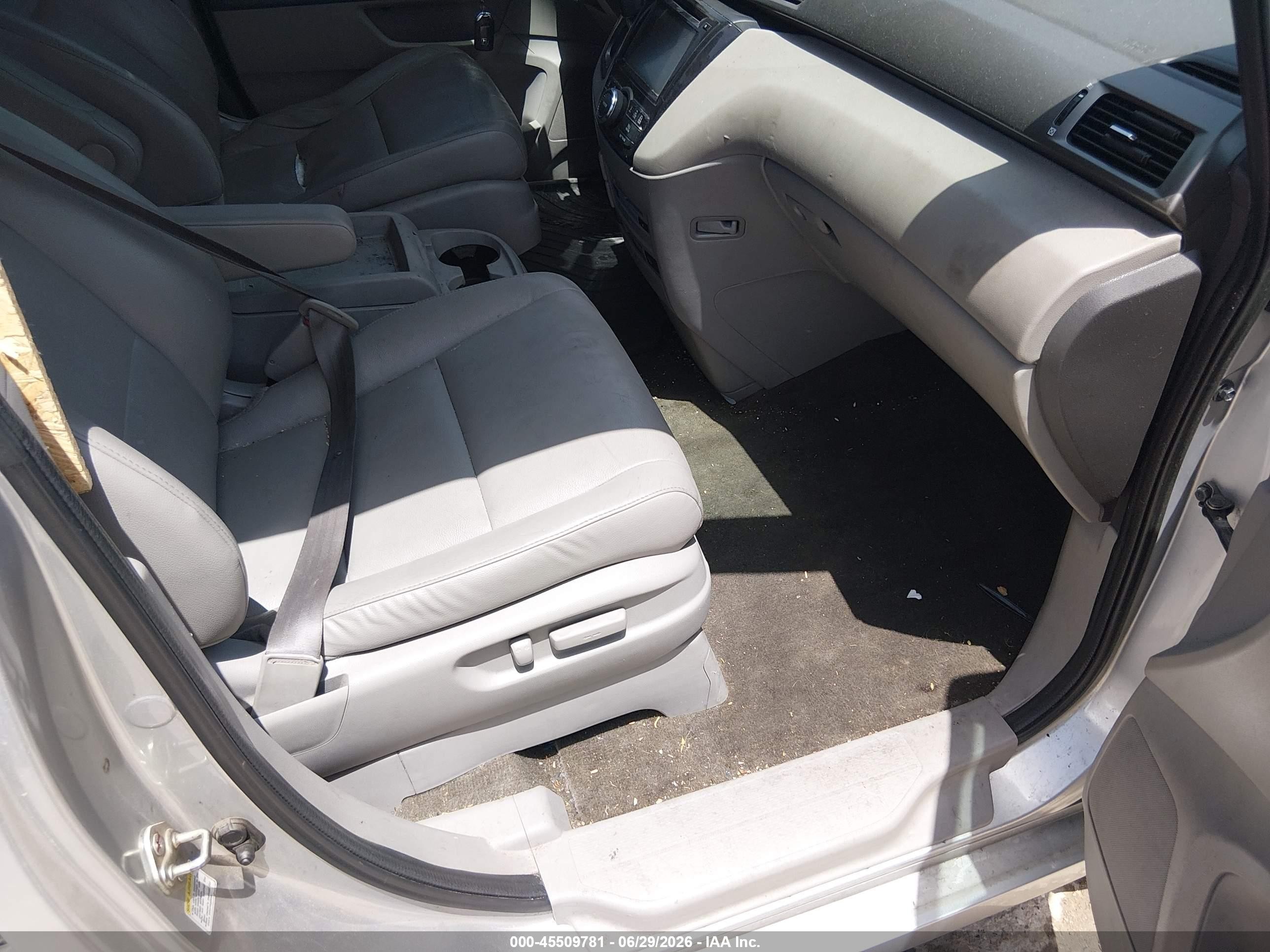 2015 Honda Odyssey Touring/touring Elite Silver vin: 5FNRL5H9XFB021981