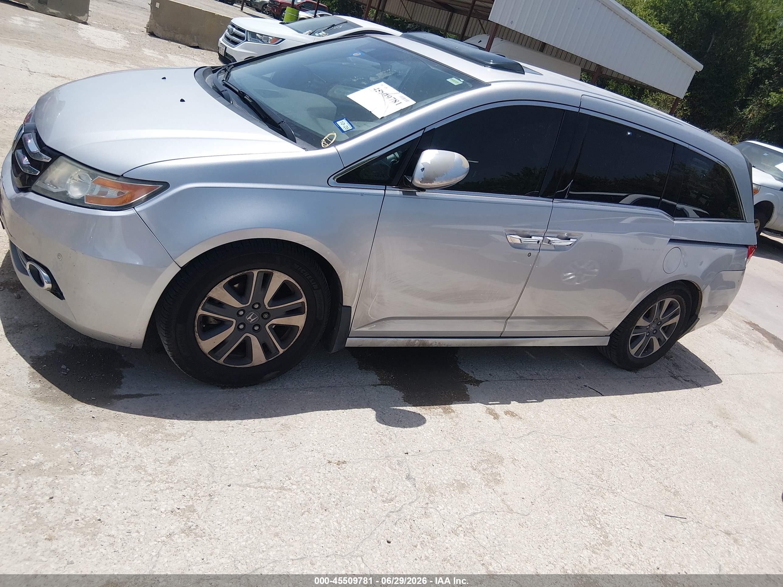 2015 Honda Odyssey Touring/touring Elite Silver vin: 5FNRL5H9XFB021981