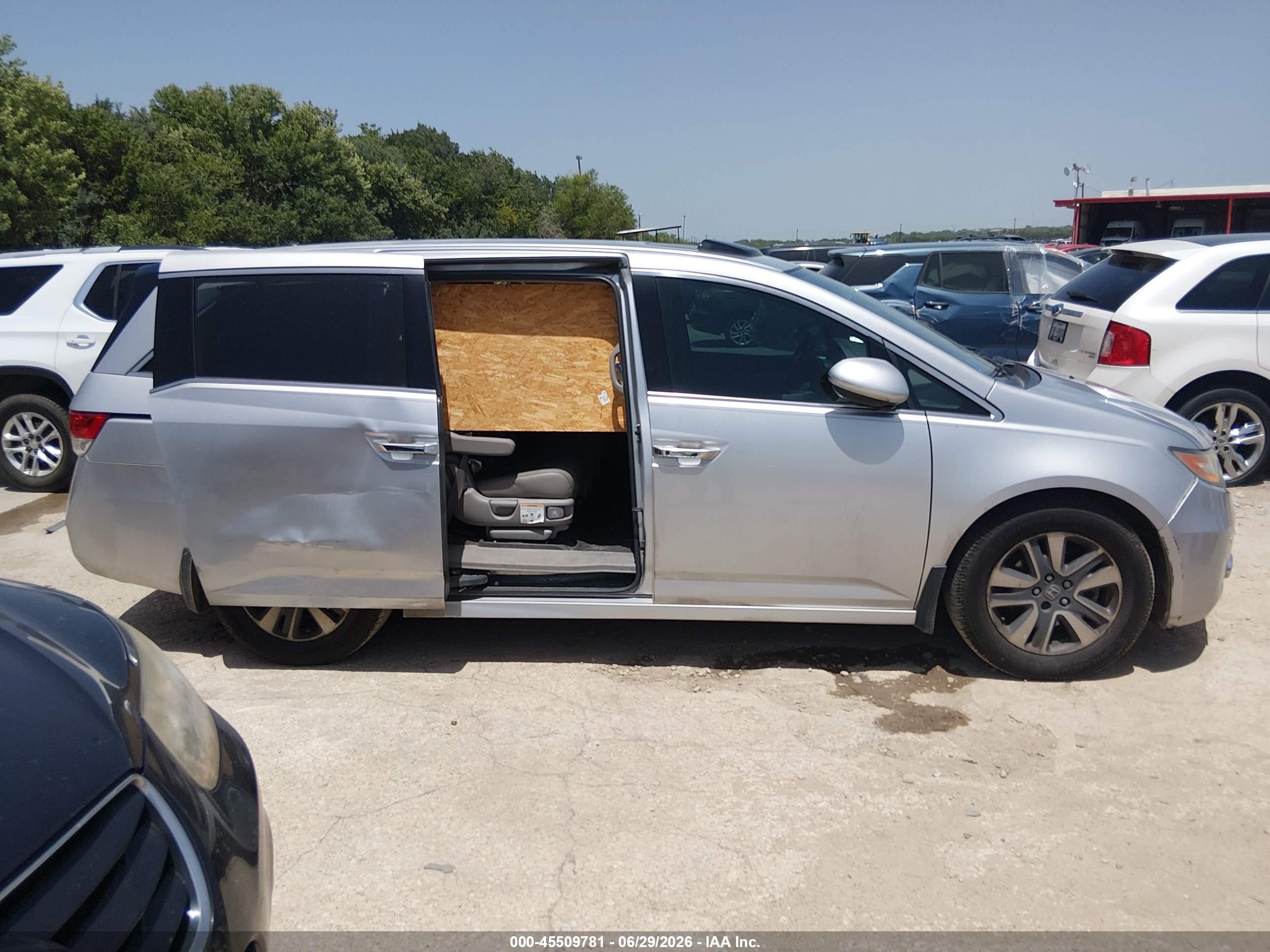 2015 Honda Odyssey Touring/touring Elite Silver vin: 5FNRL5H9XFB021981