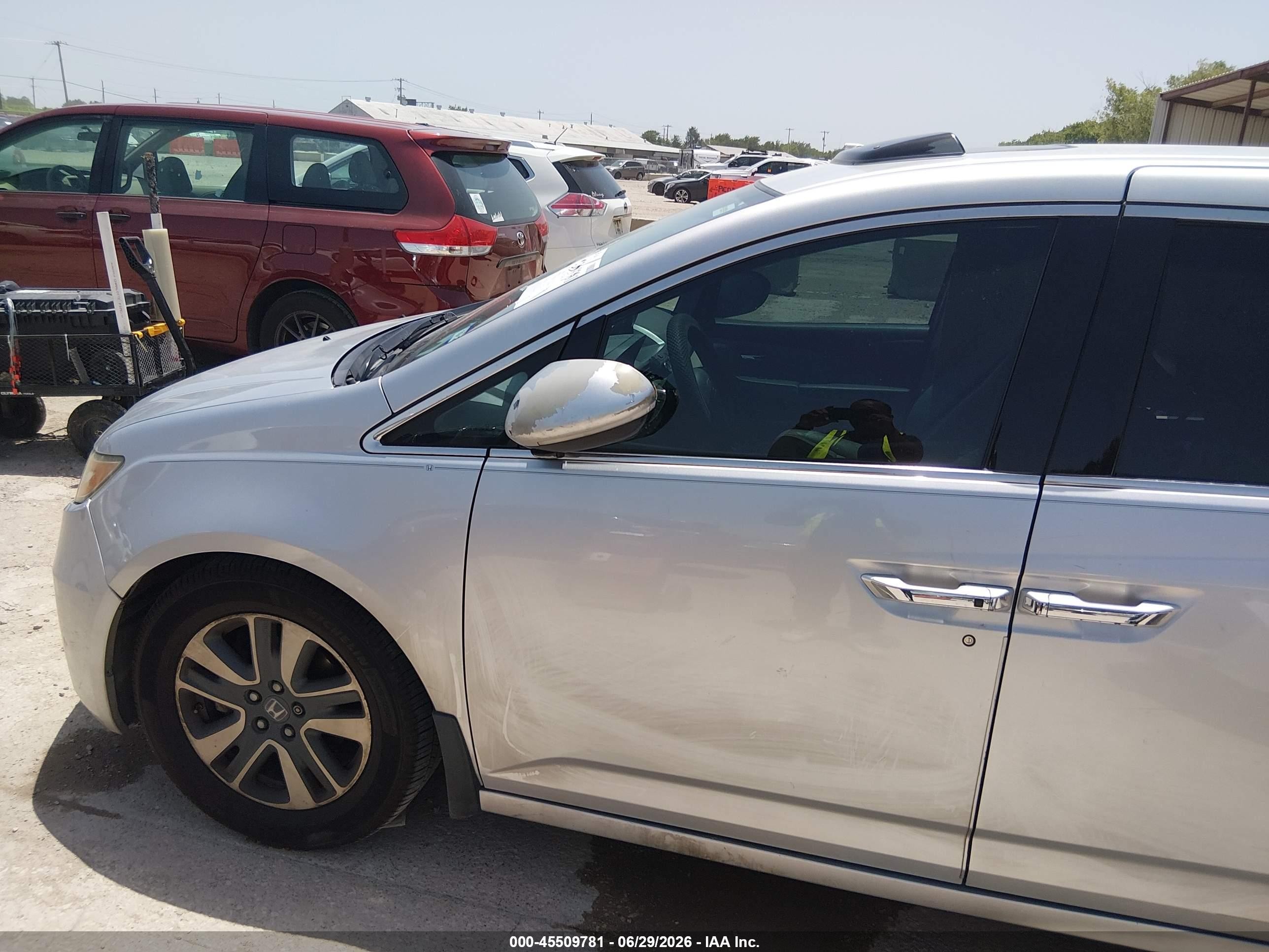 2015 Honda Odyssey Touring/touring Elite Silver vin: 5FNRL5H9XFB021981