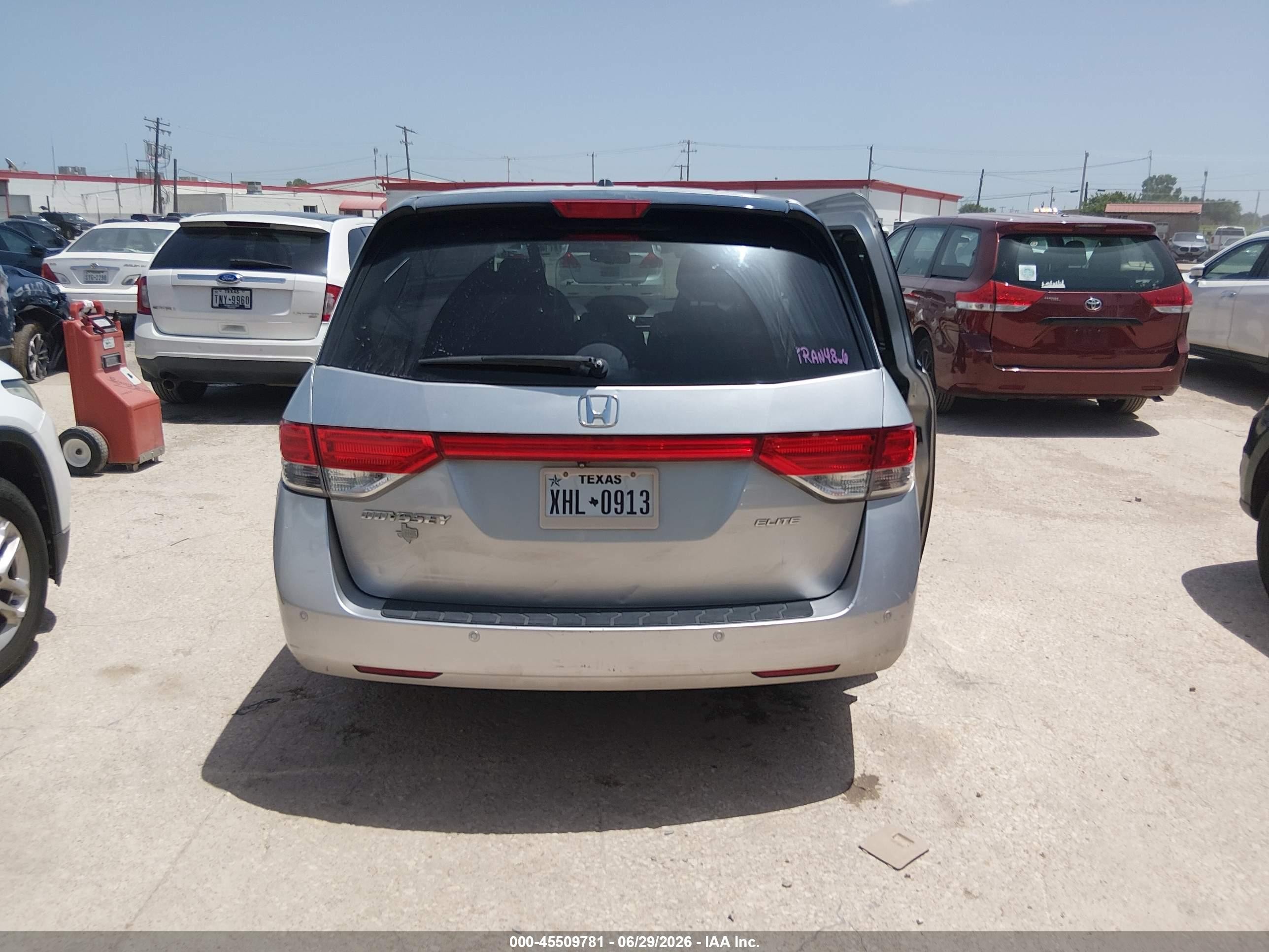 2015 Honda Odyssey Touring/touring Elite Silver vin: 5FNRL5H9XFB021981